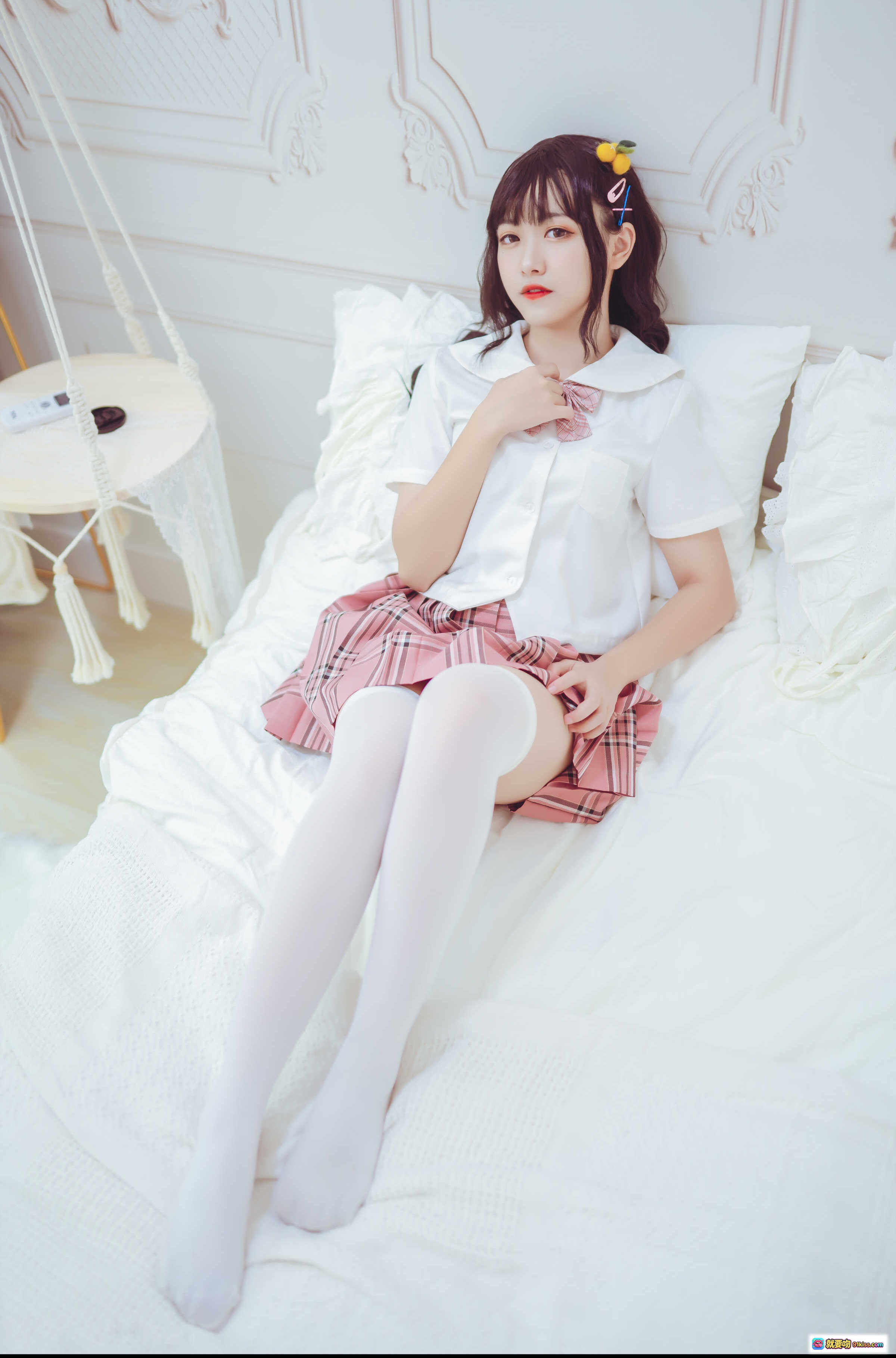 图片[9] - lovely呆玄NO.001过膝白丝少女写真｜粉色格裙+白色衬衫+可爱发饰｜清新甜美日系风格 - 就要吻