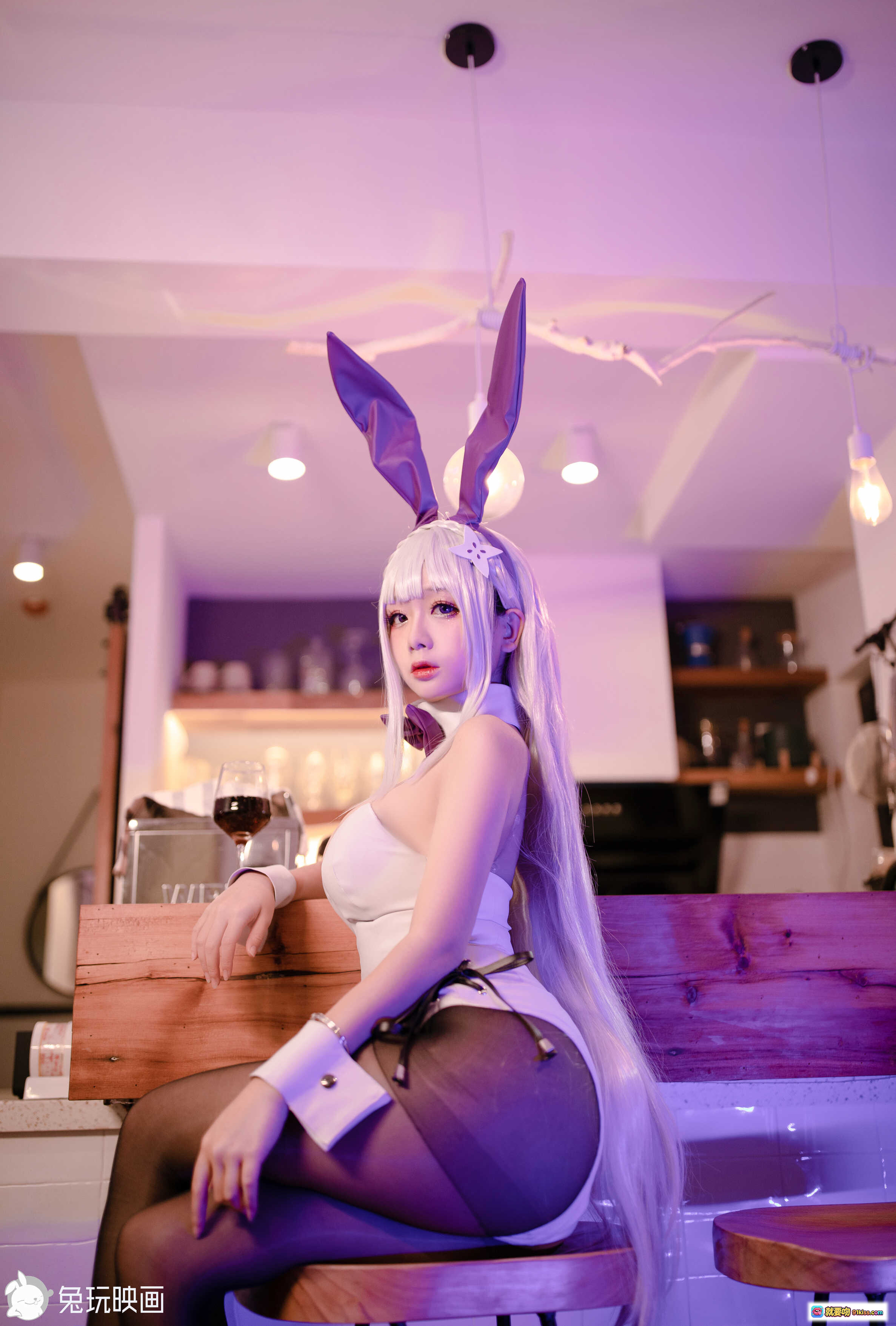 图片[1] - 日奈娇NO.019兔女郎Cosplay写真 | 白发紫耳兔女郎造型 | 性感黑丝美腿 | 室内酒吧氛围光影 | 鬼玩映画40P高清图集 - 就要吻