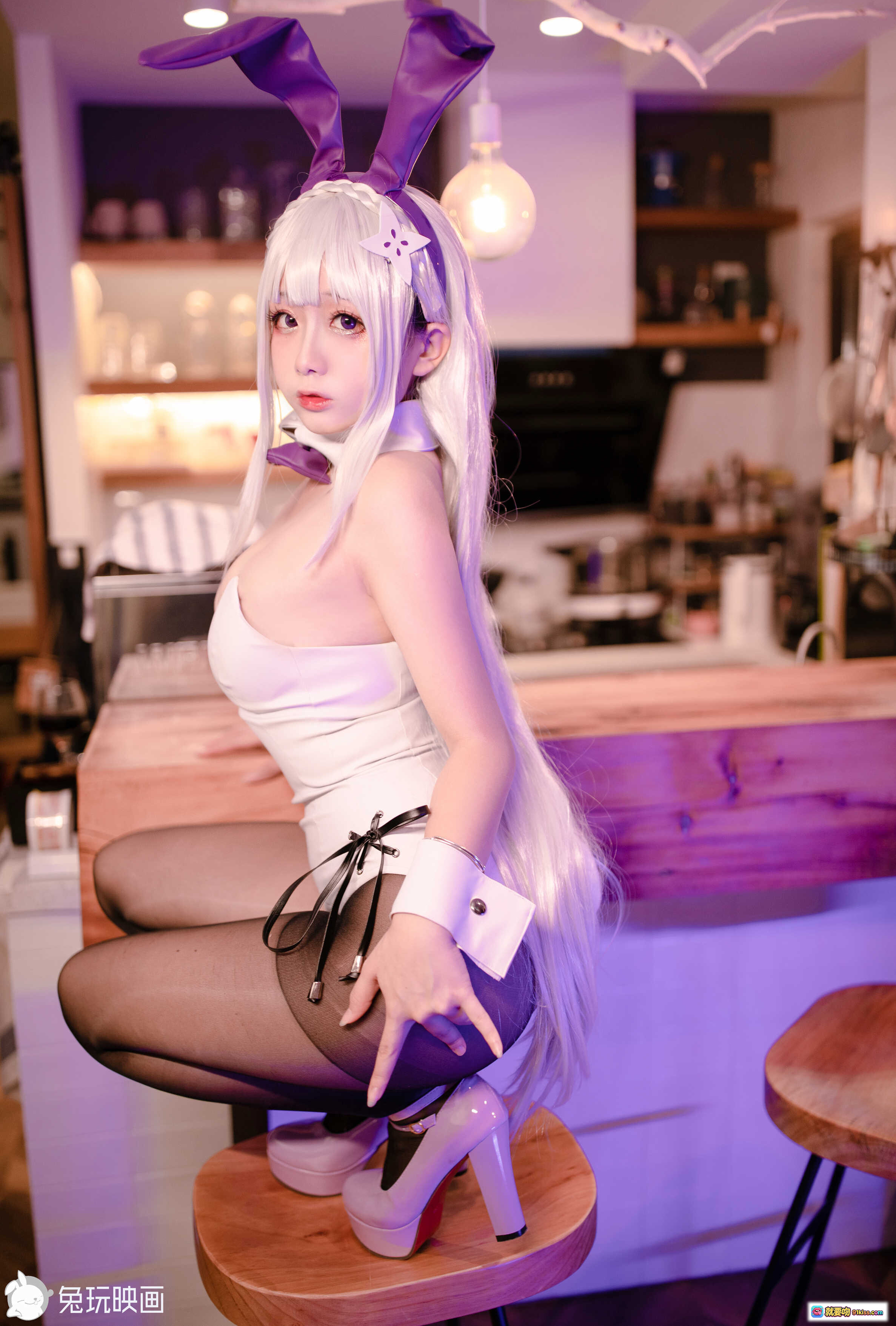 图片[5] - 日奈娇NO.019兔女郎Cosplay写真 | 白发紫耳兔女郎造型 | 性感黑丝美腿 | 室内酒吧氛围光影 | 鬼玩映画40P高清图集 - 就要吻