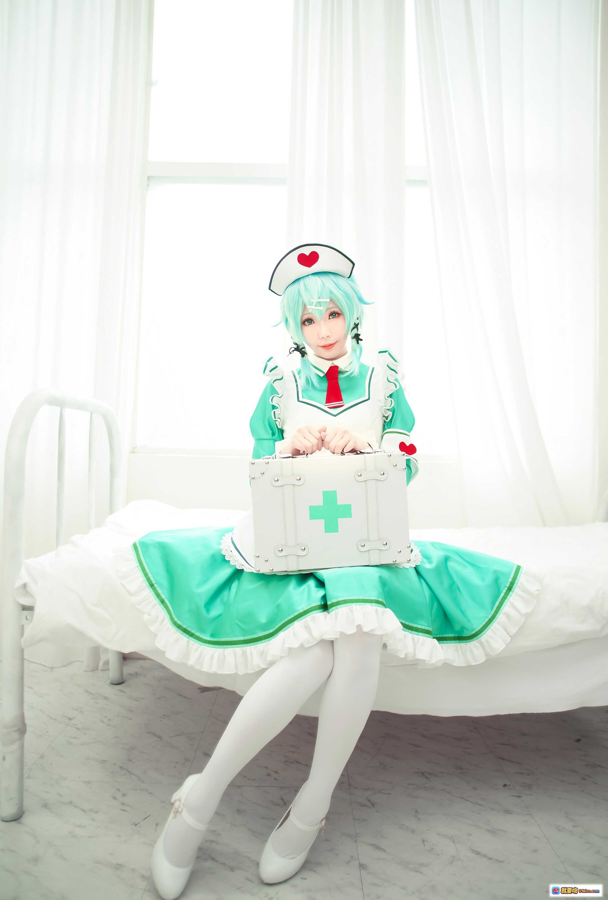 图片[1] - ElyEE子NO.020护士cosplay 绿发少女 白色病床 清新医疗风 甜美制服 白丝美腿 医疗箱道具 室内窗边写真 - 就要吻