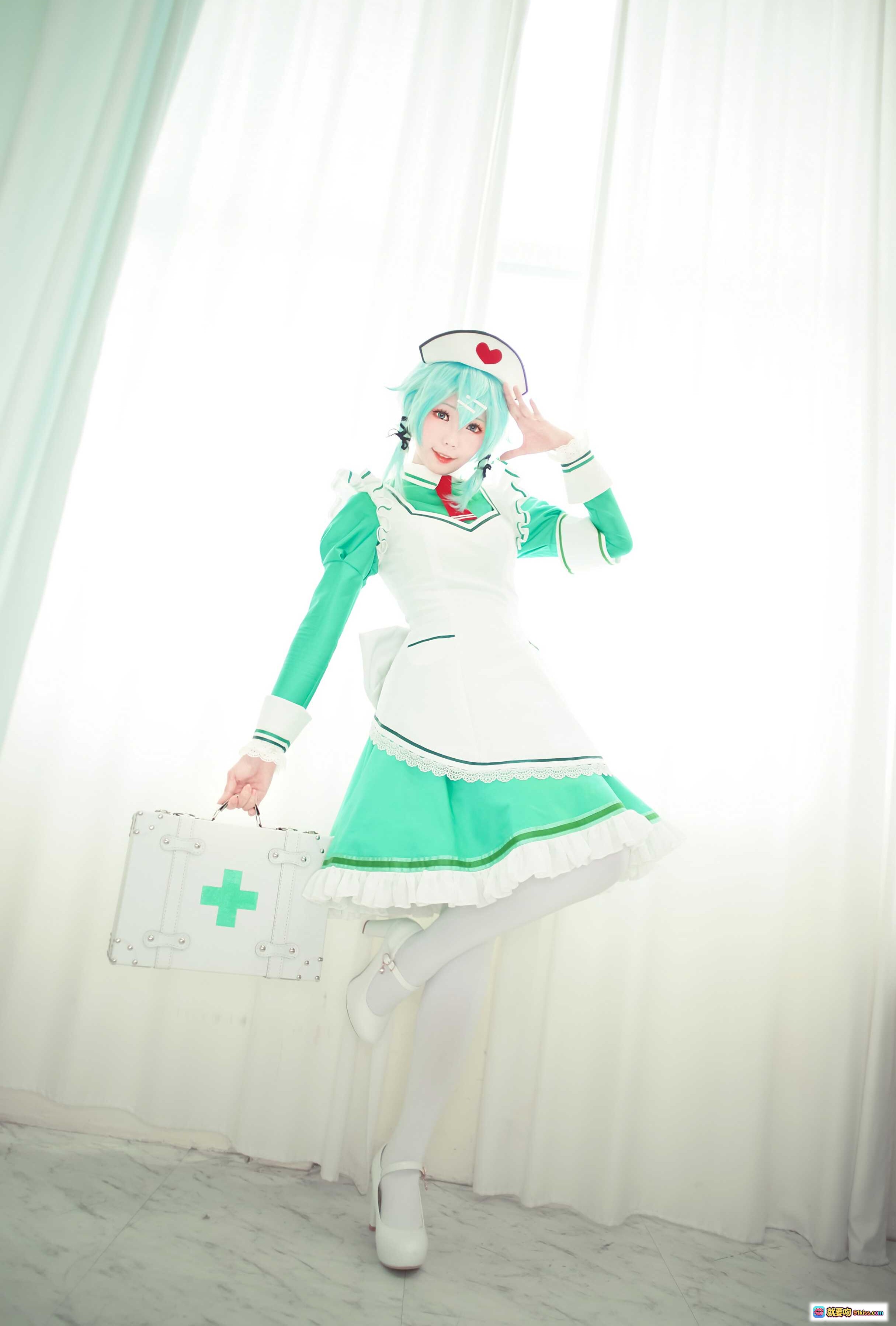图片[8] - ElyEE子NO.020护士cosplay 绿发少女 白色病床 清新医疗风 甜美制服 白丝美腿 医疗箱道具 室内窗边写真 - 就要吻