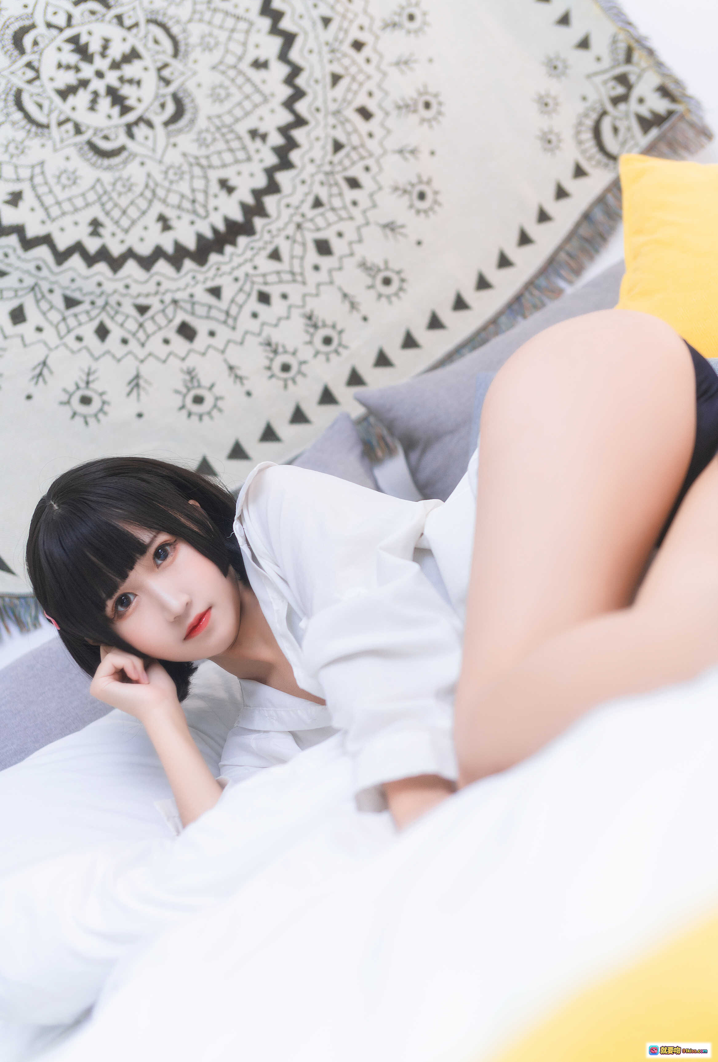 图片[2] - 三度_69 NO.064 衬衫日常写真 22P 141MB 白衬衫黑短裤少女床照 清新居家风 黄灰抱枕背景 柔光自然美拍 - 就要吻