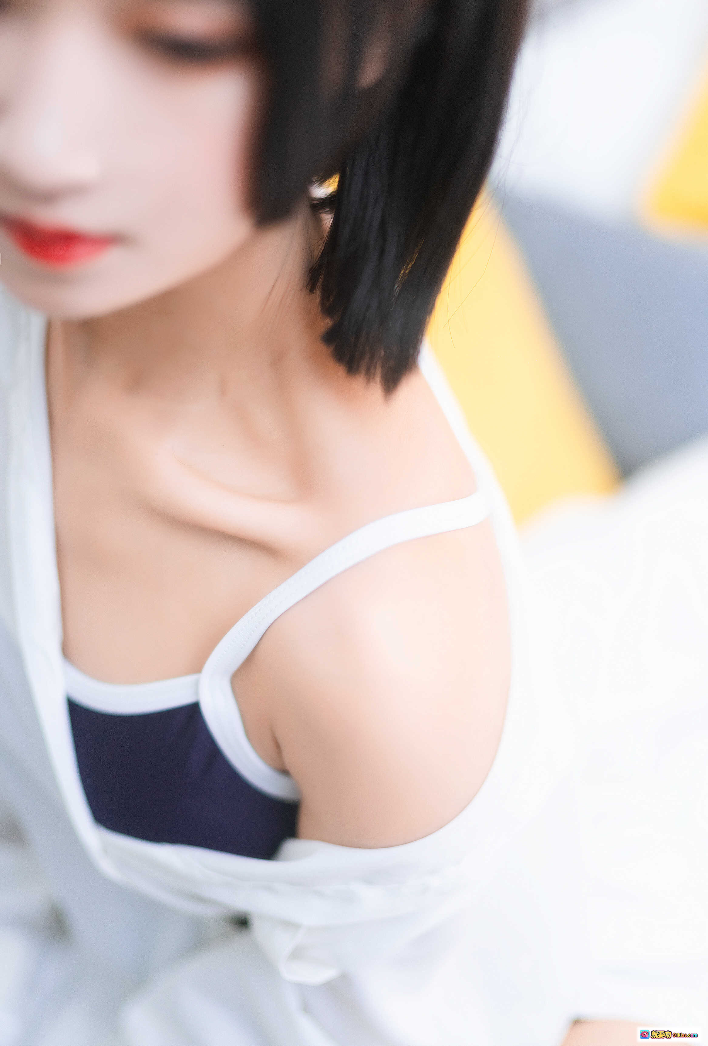 图片[7] - 三度_69 NO.064 衬衫日常写真 22P 141MB 白衬衫黑短裤少女床照 清新居家风 黄灰抱枕背景 柔光自然美拍 - 就要吻