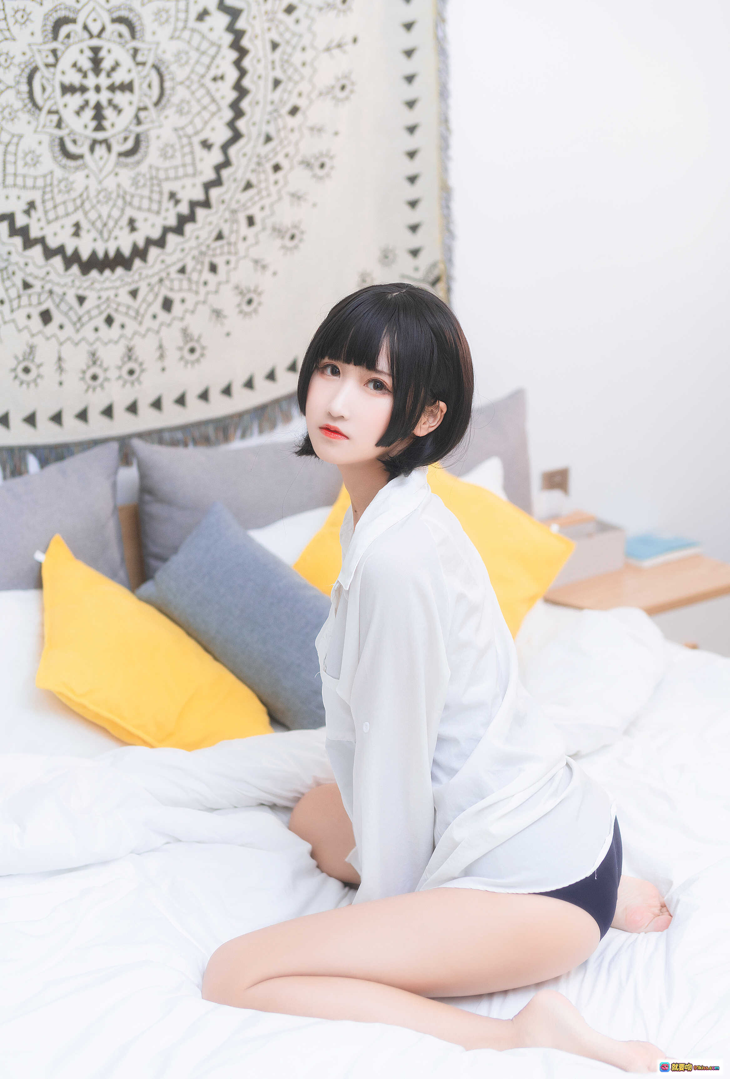三度_69 NO.064 衬衫日常写真 22P 141MB 白衬衫黑短裤少女床照 清新居家风 黄灰抱枕背景 柔光自然美拍 - 就要吻