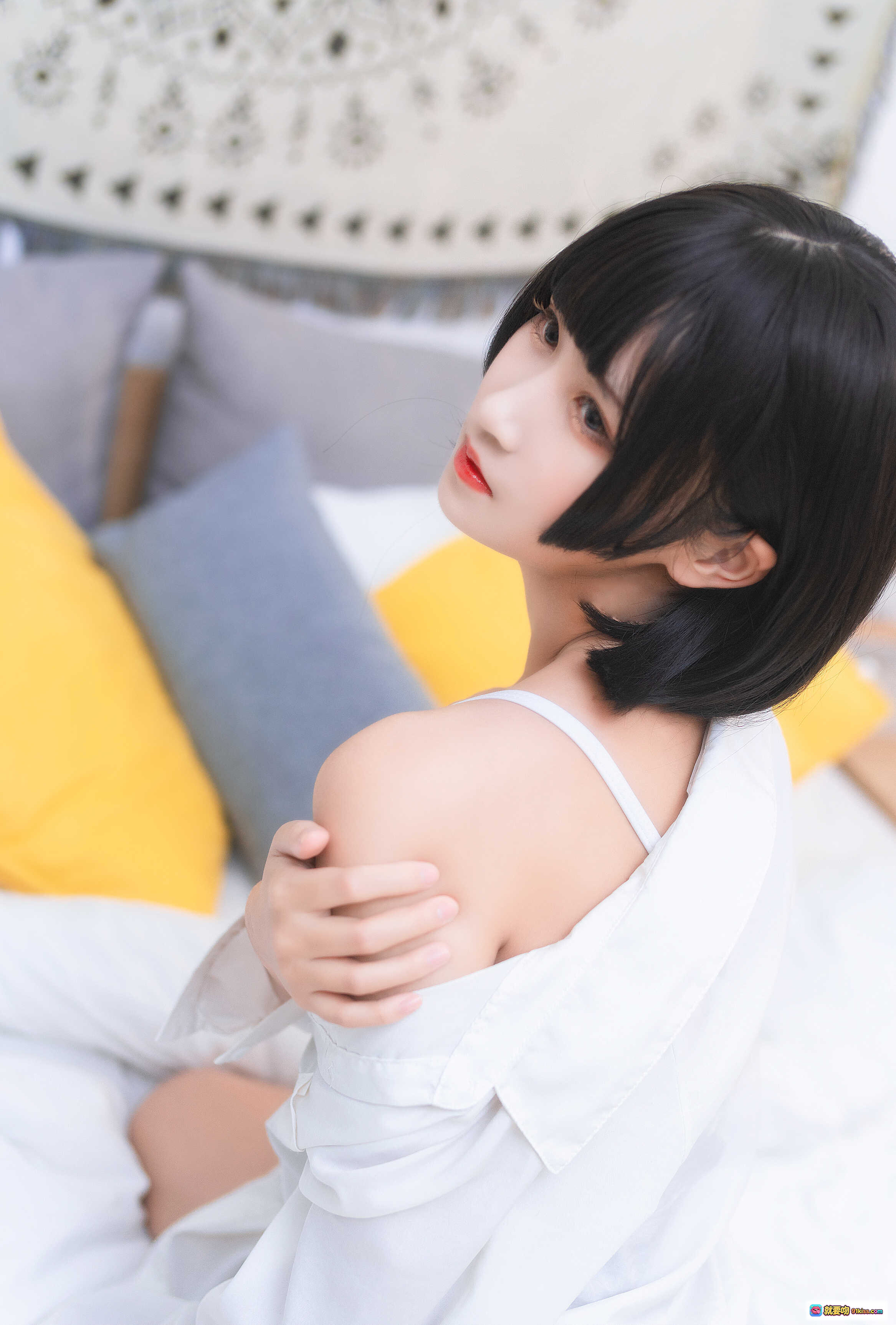 图片[3] - 三度_69 NO.064 衬衫日常写真 22P 141MB 白衬衫黑短裤少女床照 清新居家风 黄灰抱枕背景 柔光自然美拍 - 就要吻