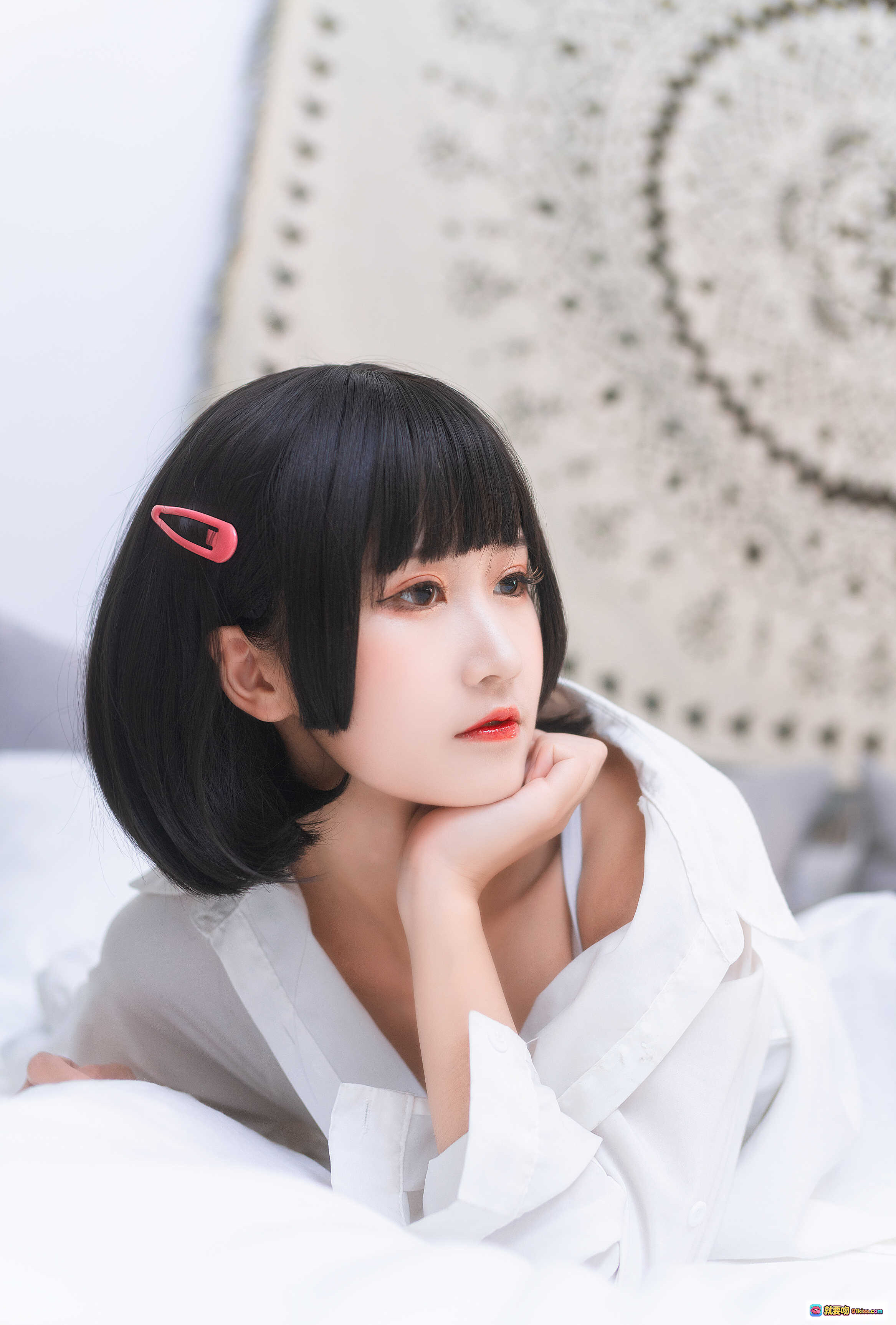 图片[9] - 三度_69 NO.064 衬衫日常写真 22P 141MB 白衬衫黑短裤少女床照 清新居家风 黄灰抱枕背景 柔光自然美拍 - 就要吻