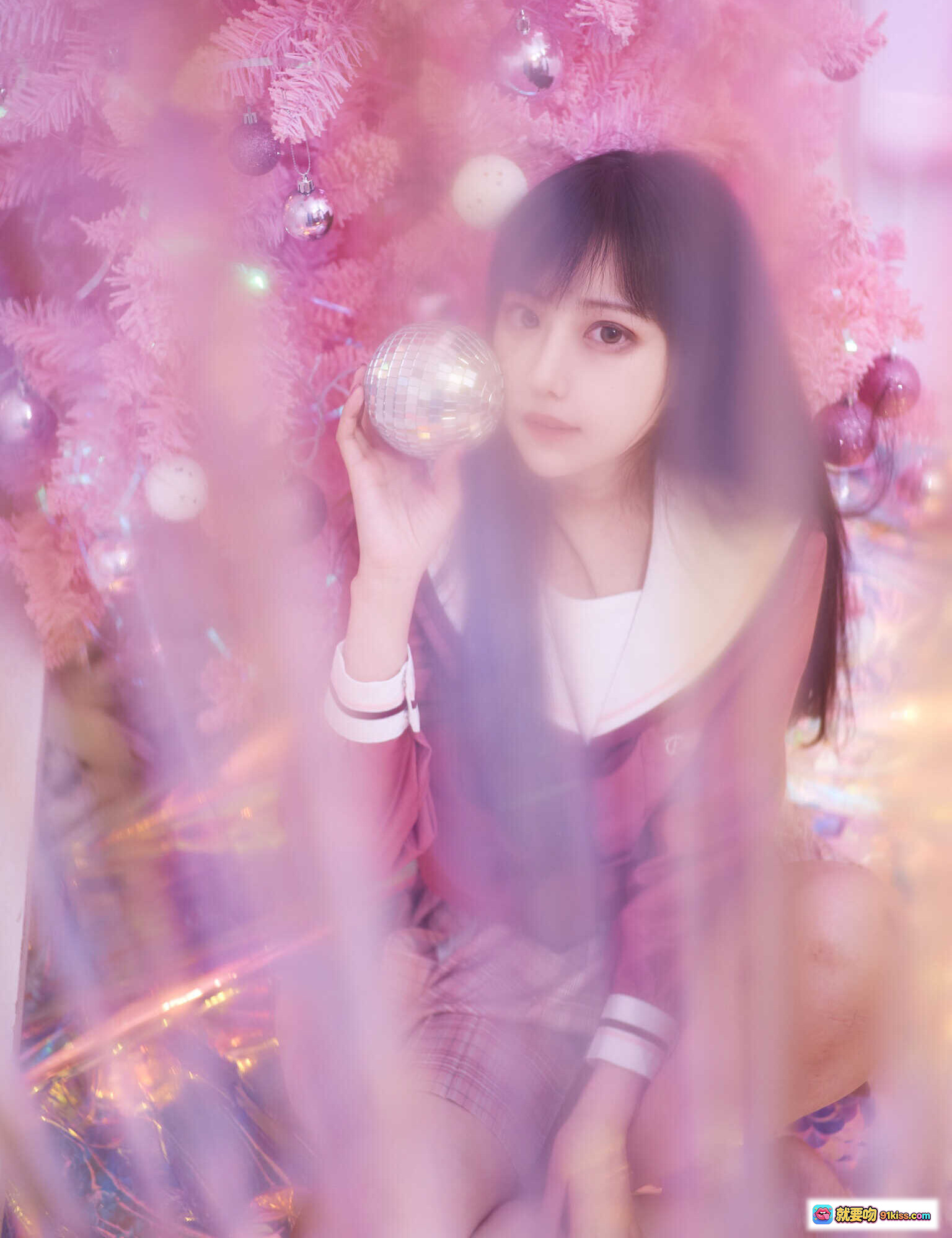 图片[3] - Shika小鹿鹿NO.029圣诞主题写真｜甜美少女躺卧光影梦幻场景｜格纹短裙+粉色系穿搭｜20P高清图集 - 就要吻