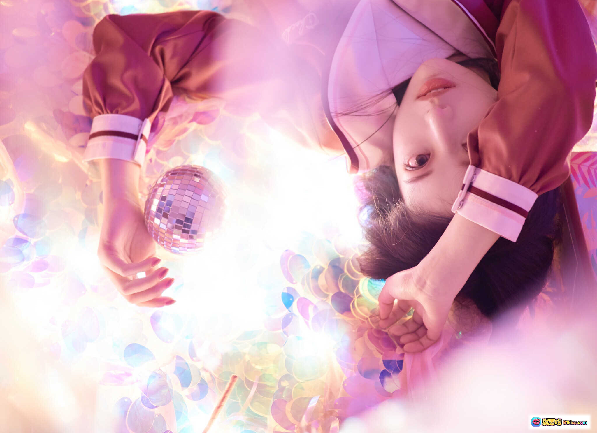 图片[2] - Shika小鹿鹿NO.029圣诞主题写真｜甜美少女躺卧光影梦幻场景｜格纹短裙+粉色系穿搭｜20P高清图集 - 就要吻