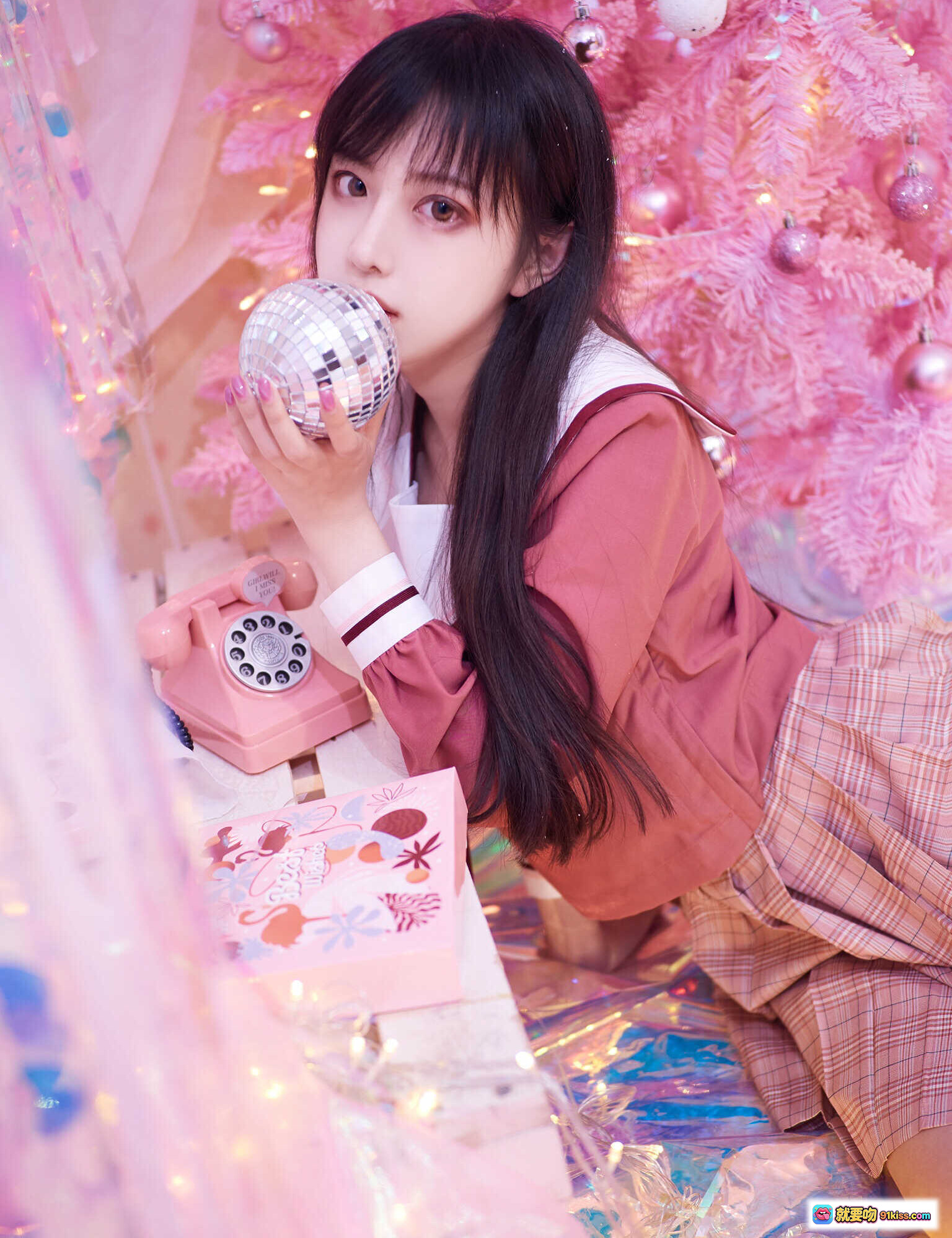 图片[9] - Shika小鹿鹿NO.029圣诞主题写真｜甜美少女躺卧光影梦幻场景｜格纹短裙+粉色系穿搭｜20P高清图集 - 就要吻