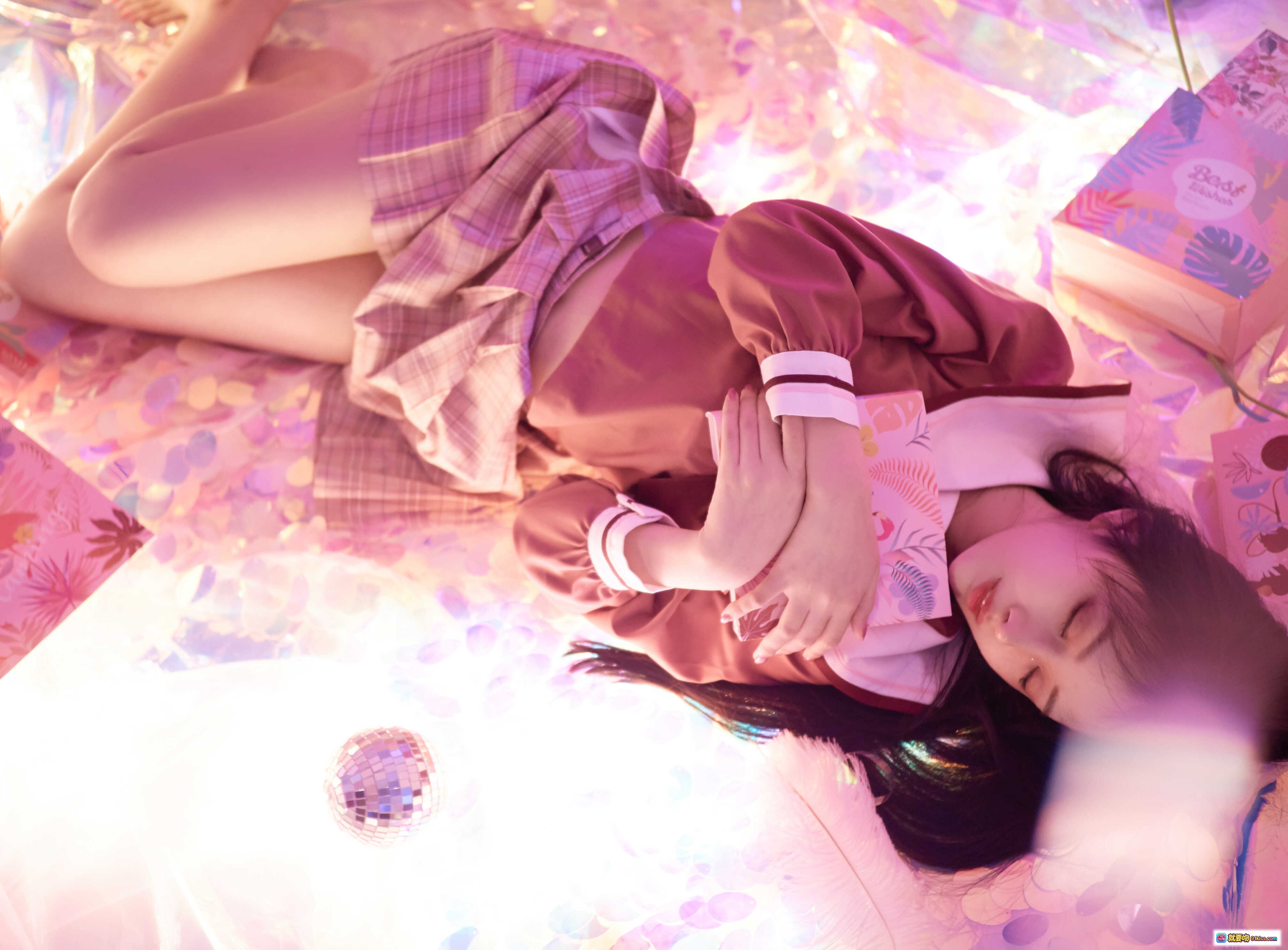 图片[1] - Shika小鹿鹿NO.029圣诞主题写真｜甜美少女躺卧光影梦幻场景｜格纹短裙+粉色系穿搭｜20P高清图集 - 就要吻