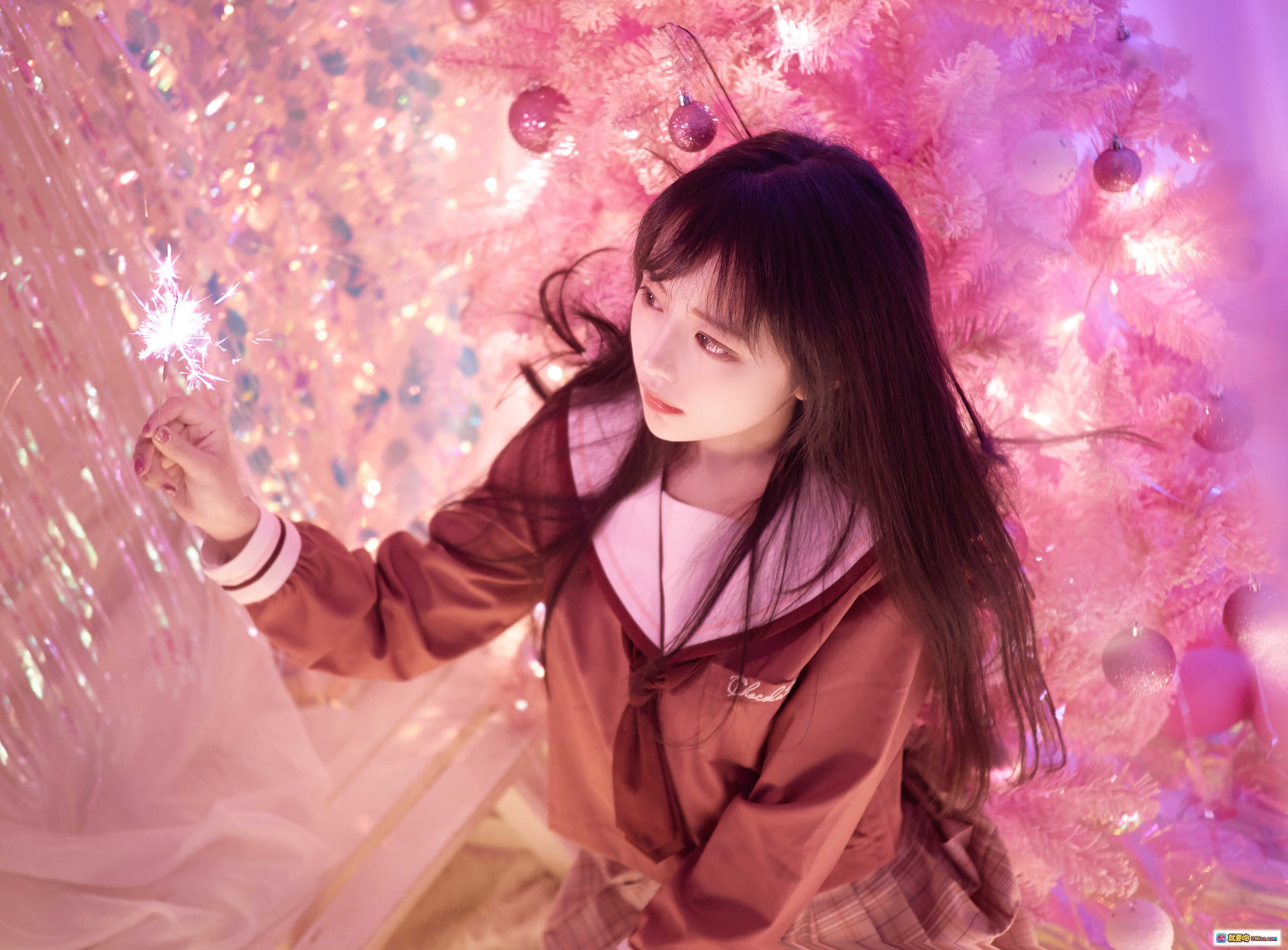 图片[8] - Shika小鹿鹿NO.029圣诞主题写真｜甜美少女躺卧光影梦幻场景｜格纹短裙+粉色系穿搭｜20P高清图集 - 就要吻