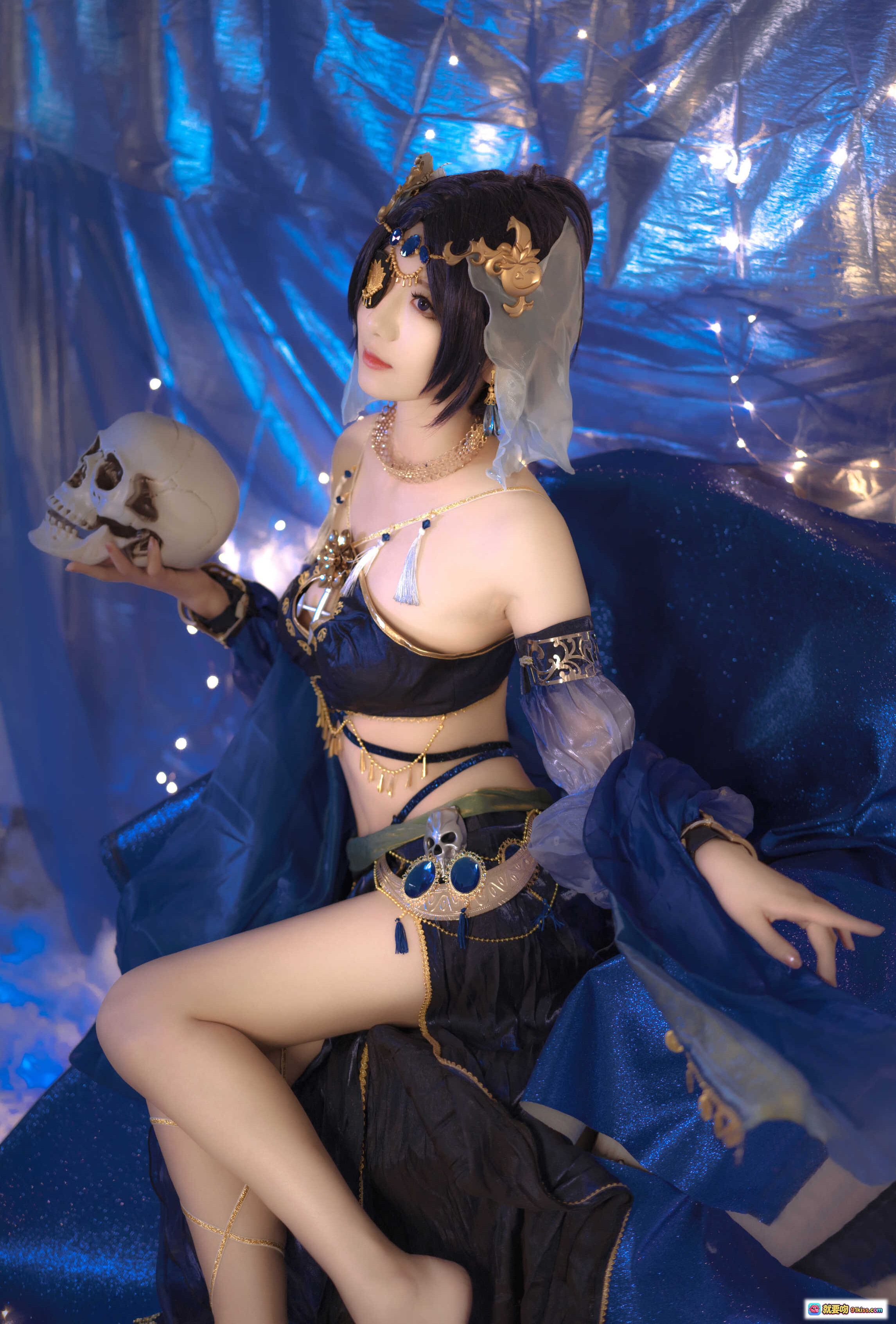 图片[2] - 弥音音NO.011蓝色魅影Cosplay写真｜深蓝华丽古风装束+金色配饰+骷髅道具+神秘眼罩+优雅坐姿美图集 - 就要吻