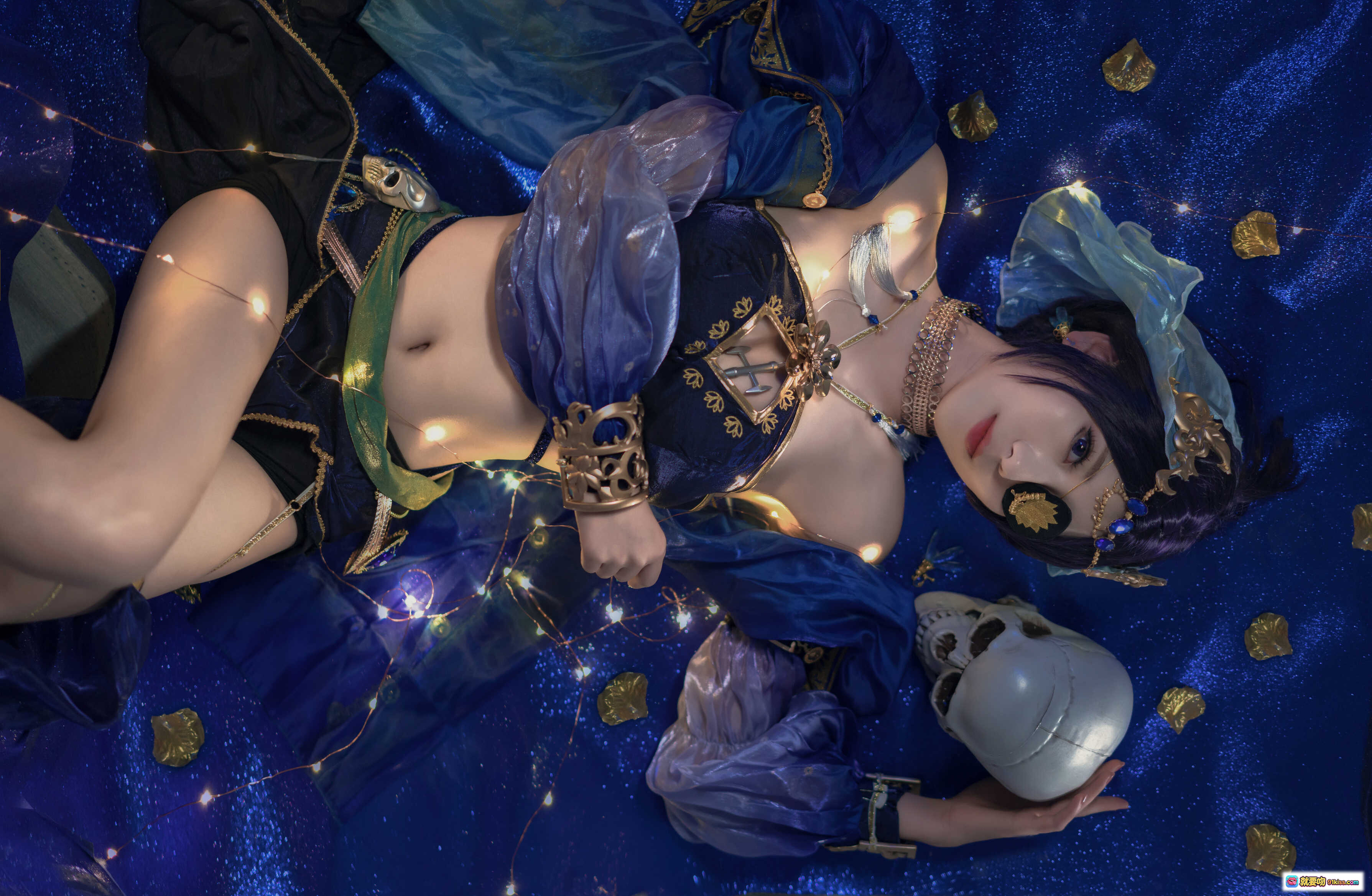 图片[9] - 弥音音NO.011蓝色魅影Cosplay写真｜深蓝华丽古风装束+金色配饰+骷髅道具+神秘眼罩+优雅坐姿美图集 - 就要吻