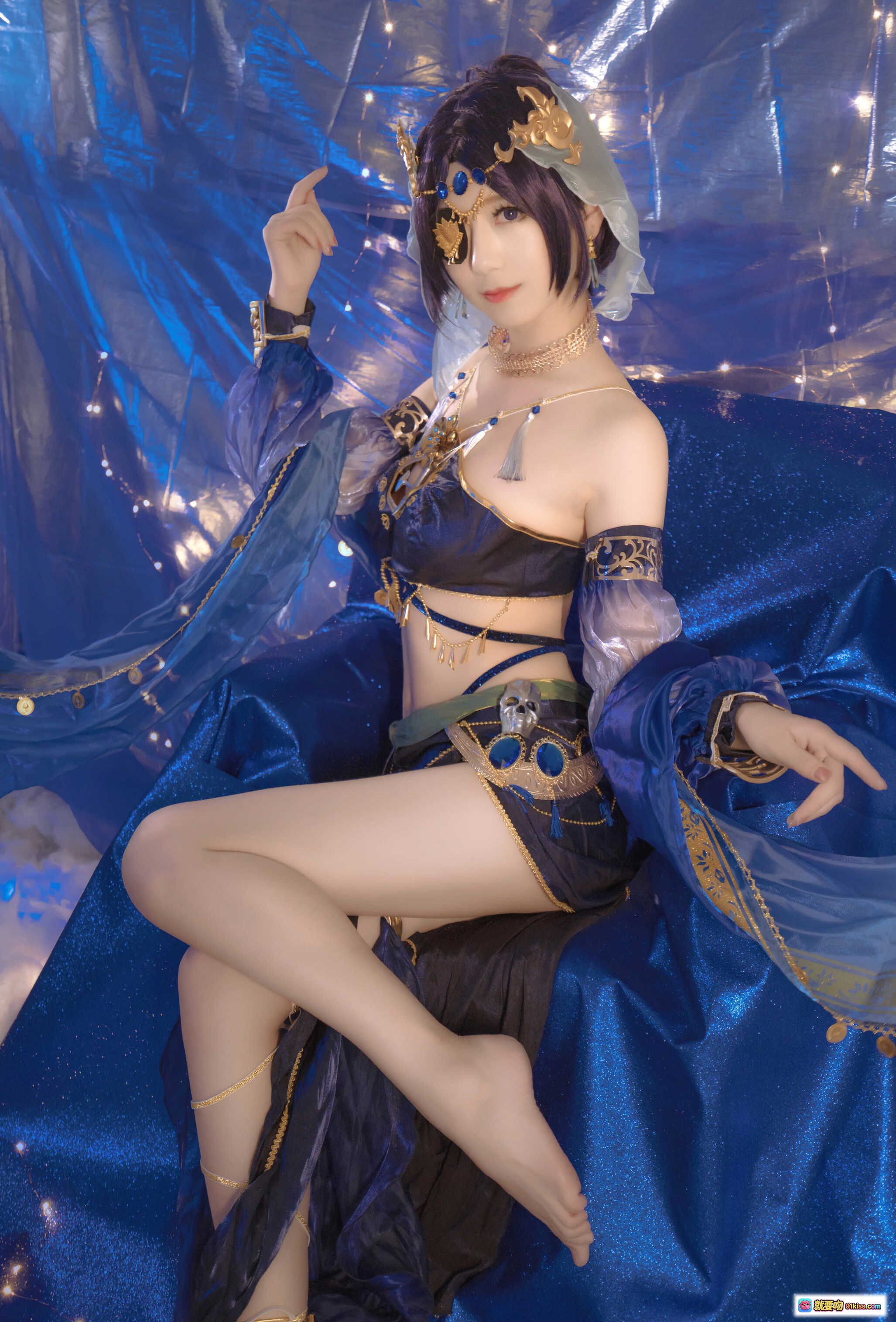 图片[4] - 弥音音NO.011蓝色魅影Cosplay写真｜深蓝华丽古风装束+金色配饰+骷髅道具+神秘眼罩+优雅坐姿美图集 - 就要吻