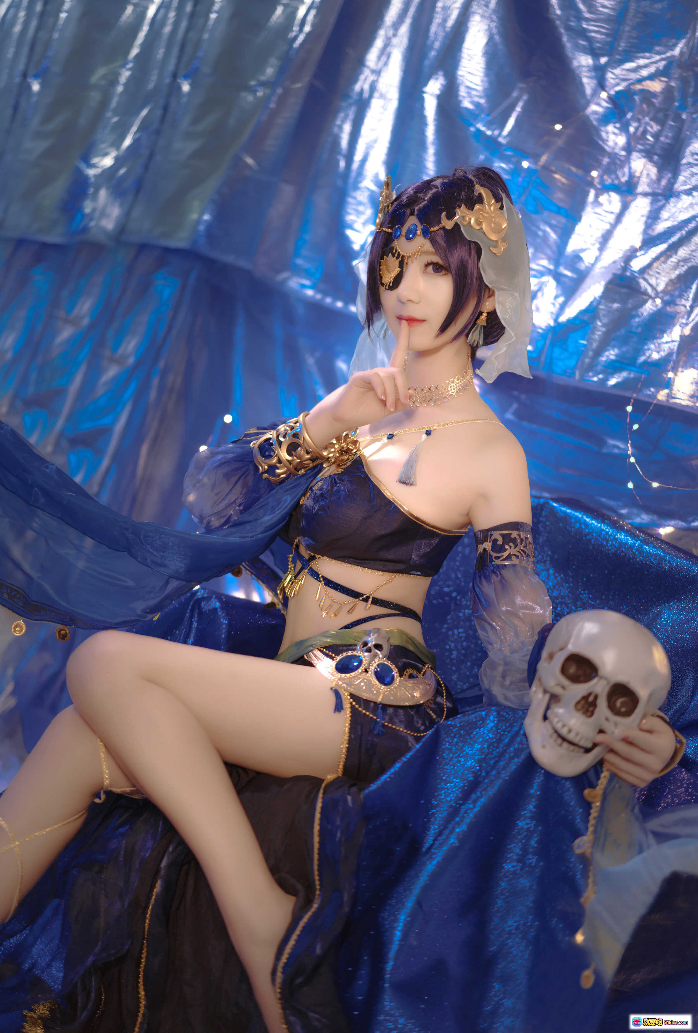 弥音音NO.011蓝色魅影Cosplay写真｜深蓝华丽古风装束+金色配饰+骷髅道具+神秘眼罩+优雅坐姿美图集 - 就要吻