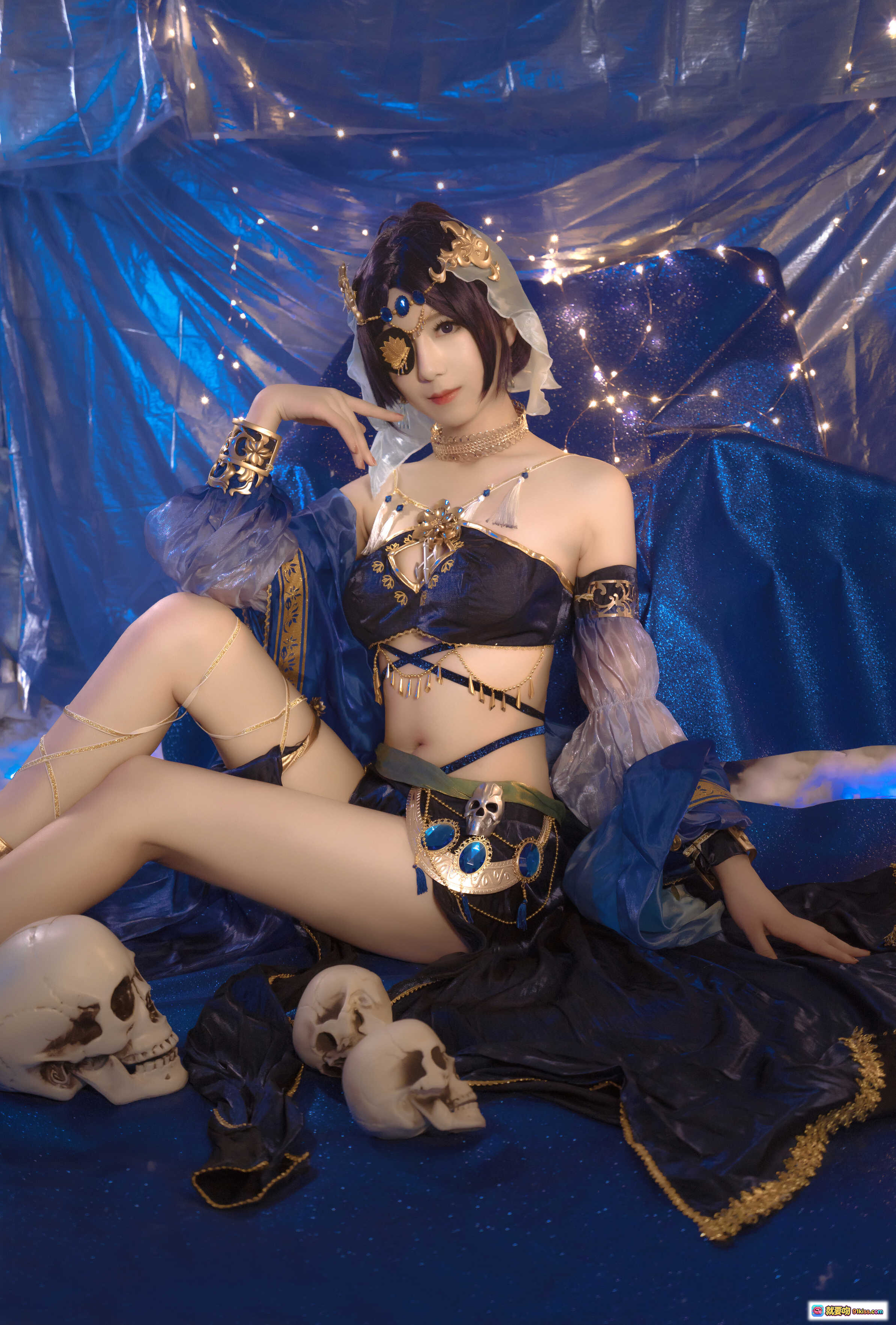 图片[5] - 弥音音NO.011蓝色魅影Cosplay写真｜深蓝华丽古风装束+金色配饰+骷髅道具+神秘眼罩+优雅坐姿美图集 - 就要吻