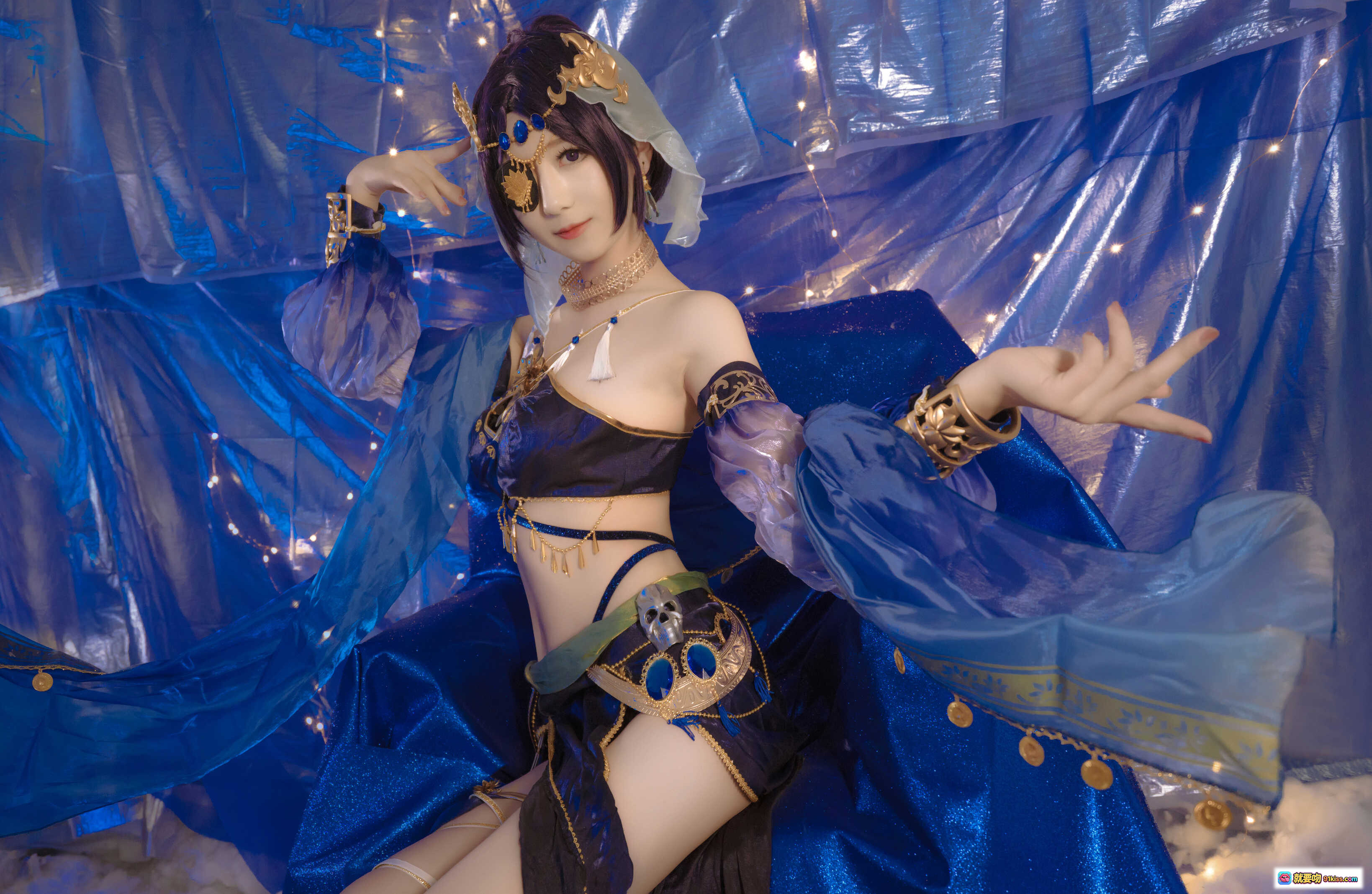 图片[6] - 弥音音NO.011蓝色魅影Cosplay写真｜深蓝华丽古风装束+金色配饰+骷髅道具+神秘眼罩+优雅坐姿美图集 - 就要吻