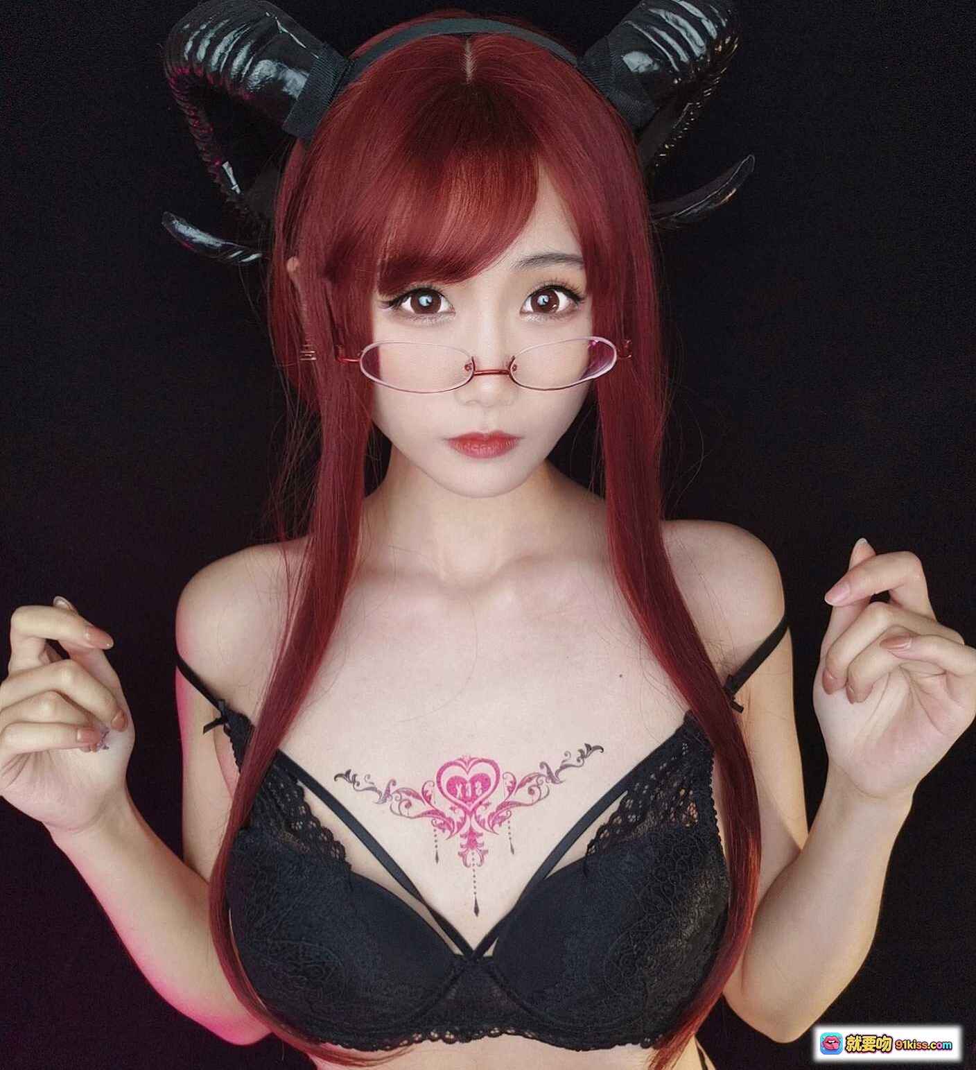 图片[8] - 曉美媽NO.025圣诞自拍合辑｜护士人妻+雪夜魅魔+紫色迷情｜红发恶魔角+蕾丝内衣+心形纹身+粉框眼镜 - 就要吻