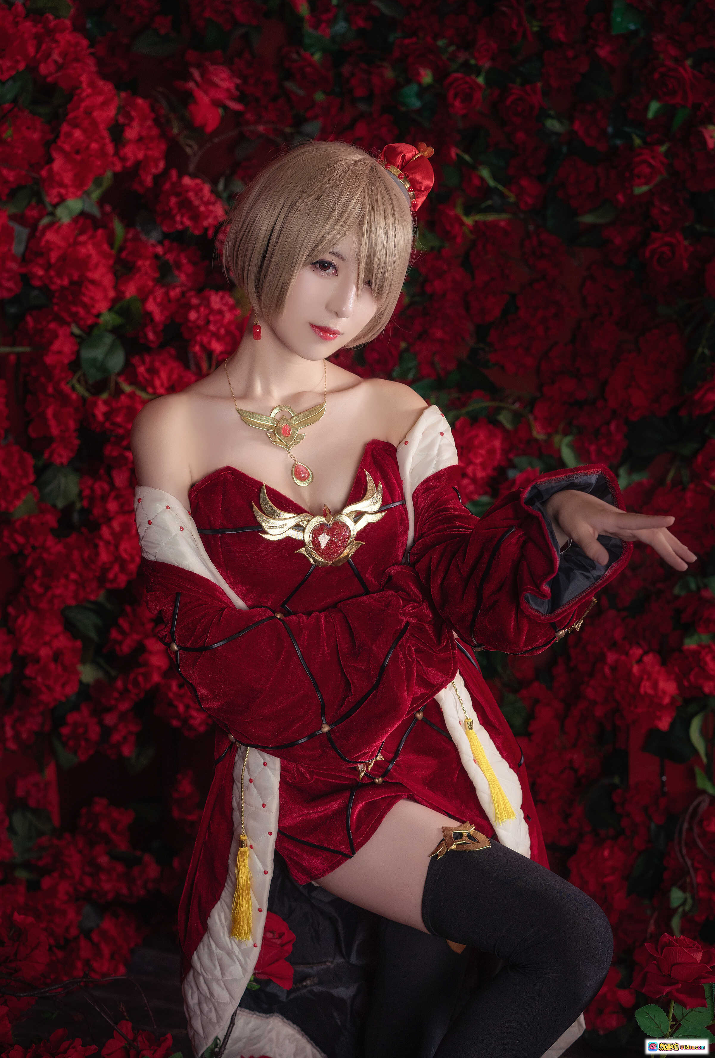 图片[2] - 弥音音NO.014丽塔红皇后cosplay写真｜华丽红丝绒礼服+金色饰品+玫瑰花墙背景+精致妆容+性感露肩造型 - 就要吻