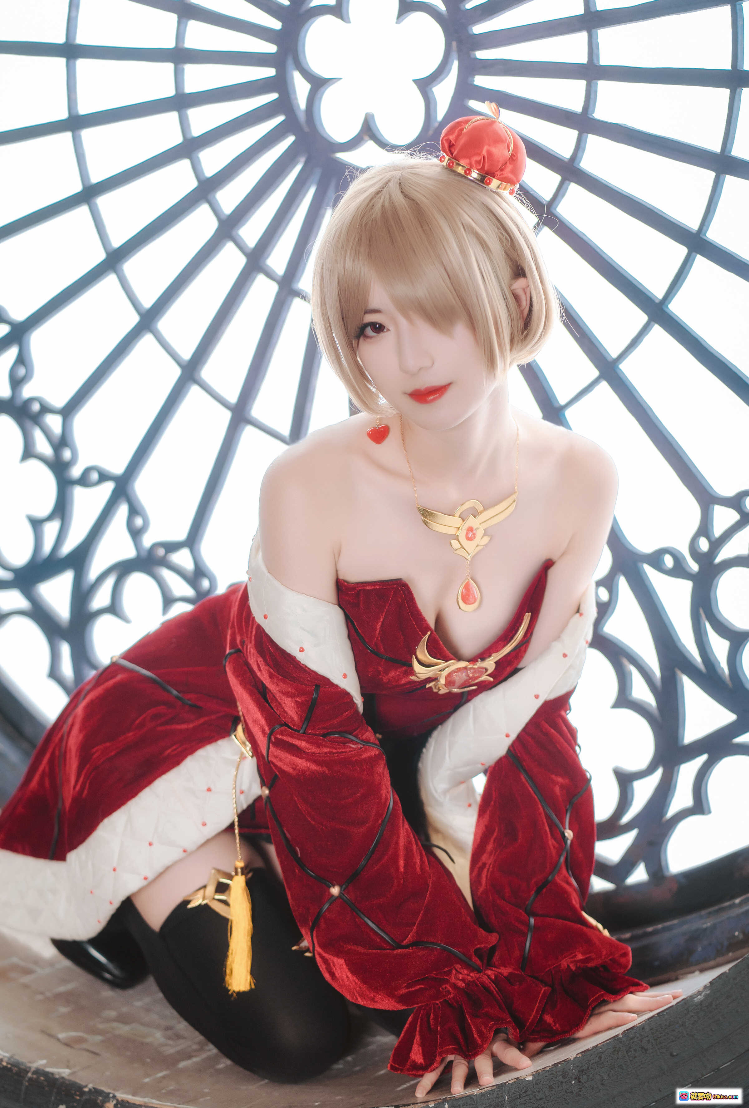 图片[7] - 弥音音NO.014丽塔红皇后cosplay写真｜华丽红丝绒礼服+金色饰品+玫瑰花墙背景+精致妆容+性感露肩造型 - 就要吻