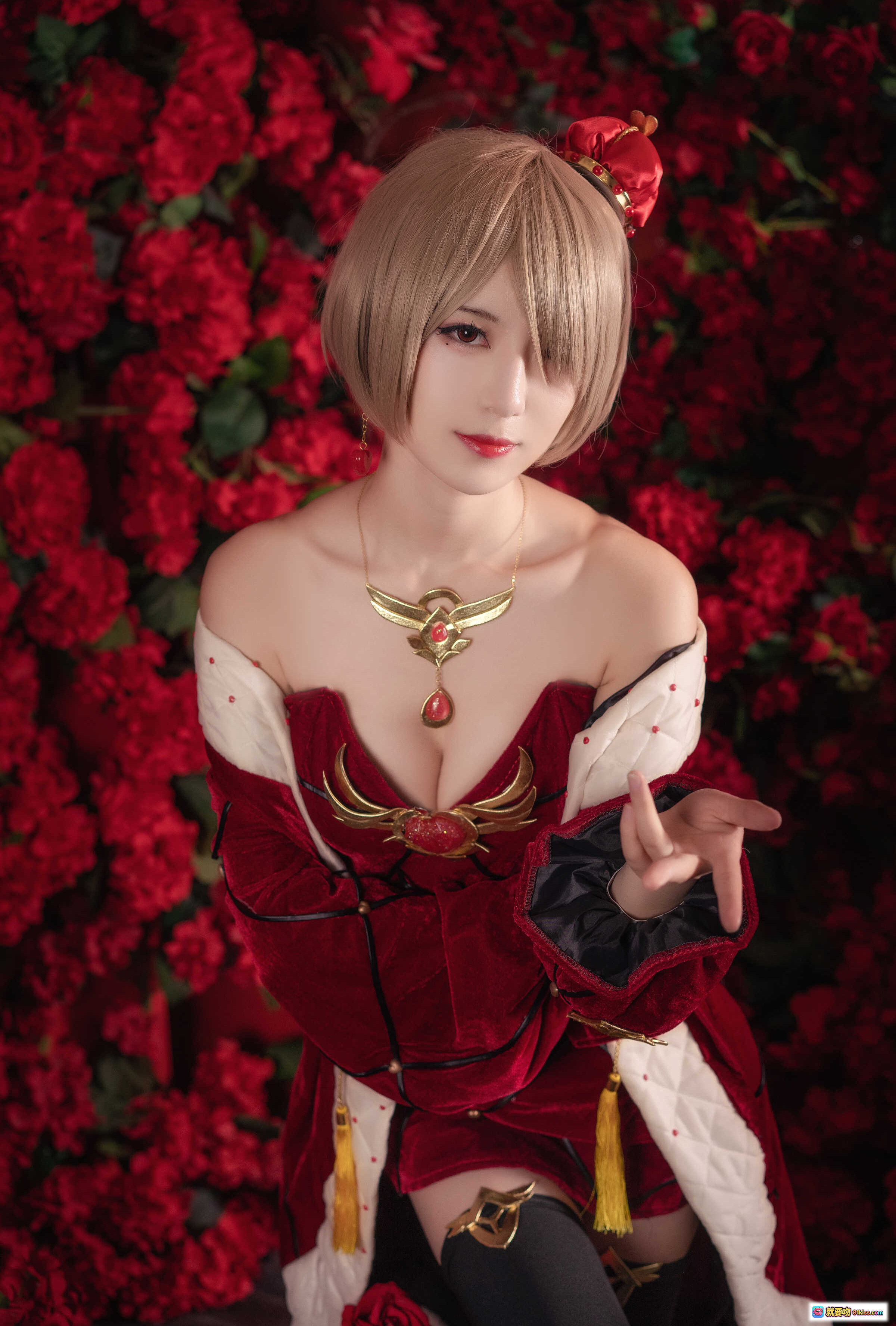 弥音音NO.014丽塔红皇后cosplay写真｜华丽红丝绒礼服+金色饰品+玫瑰花墙背景+精致妆容+性感露肩造型 - 就要吻