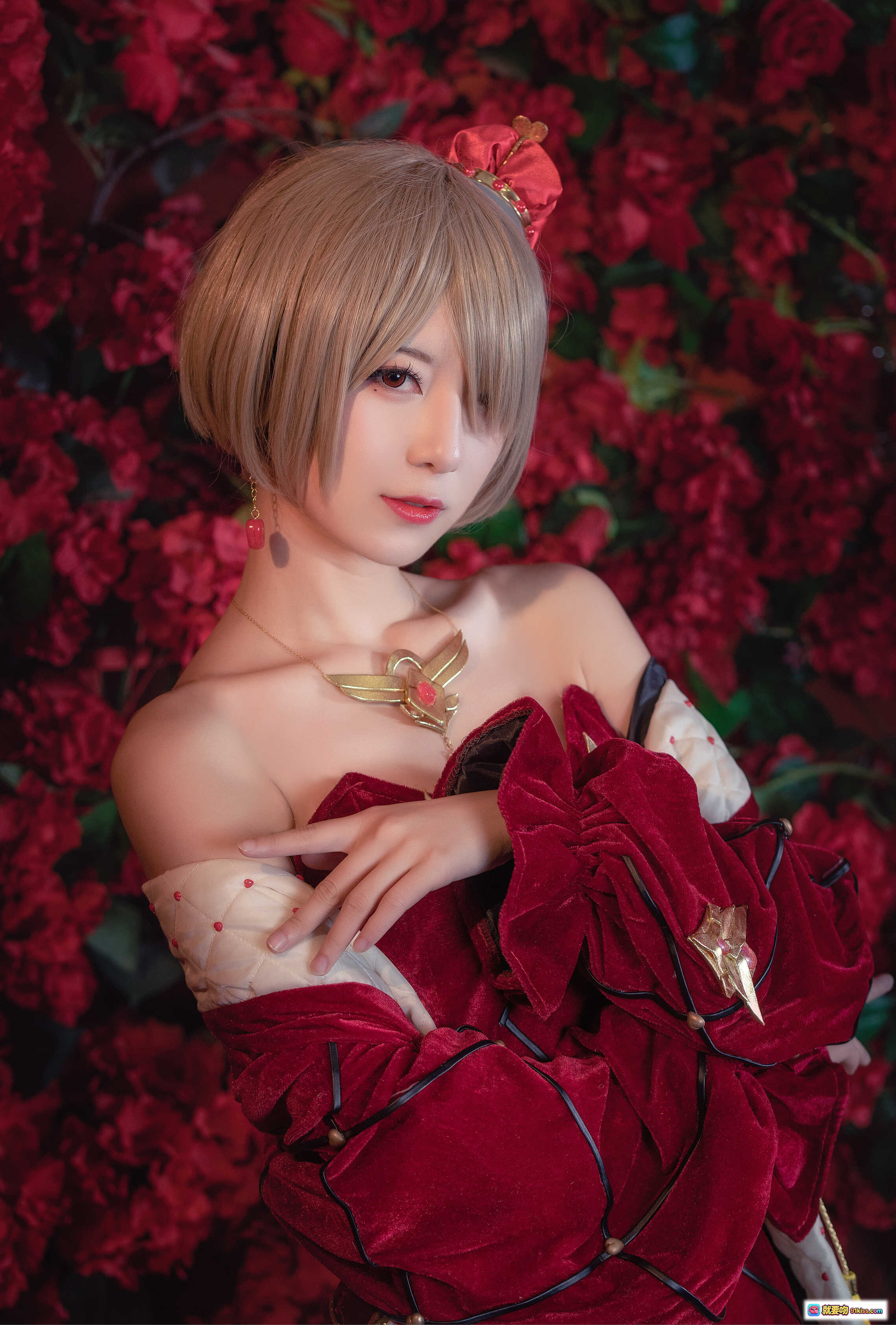 图片[10] - 弥音音NO.014丽塔红皇后cosplay写真｜华丽红丝绒礼服+金色饰品+玫瑰花墙背景+精致妆容+性感露肩造型 - 就要吻
