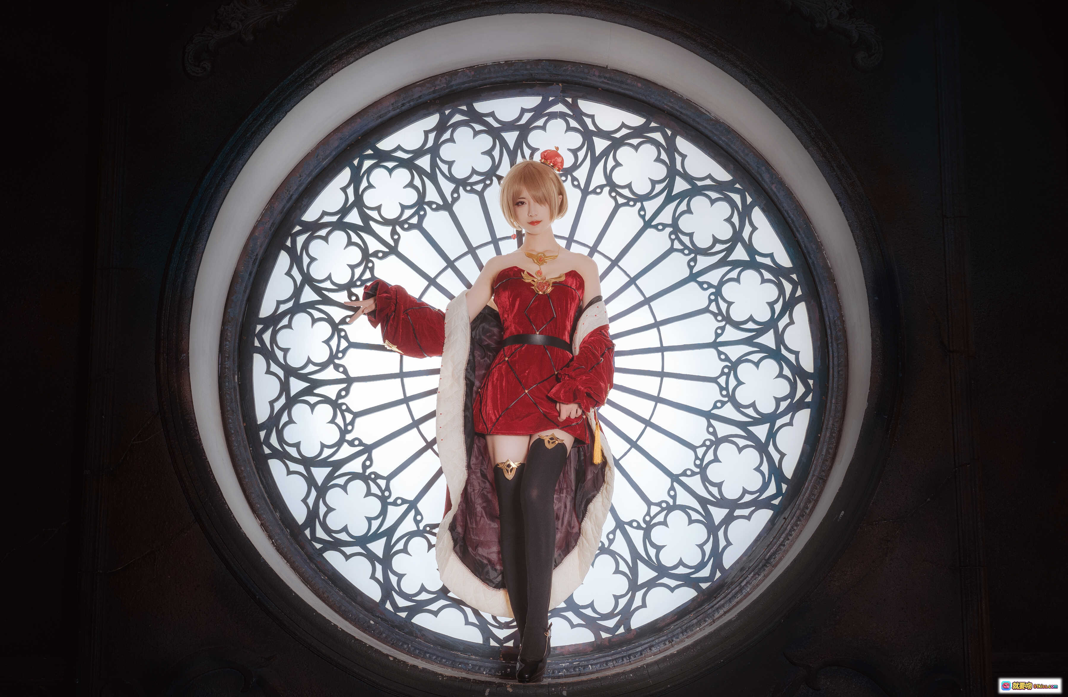 图片[8] - 弥音音NO.014丽塔红皇后cosplay写真｜华丽红丝绒礼服+金色饰品+玫瑰花墙背景+精致妆容+性感露肩造型 - 就要吻