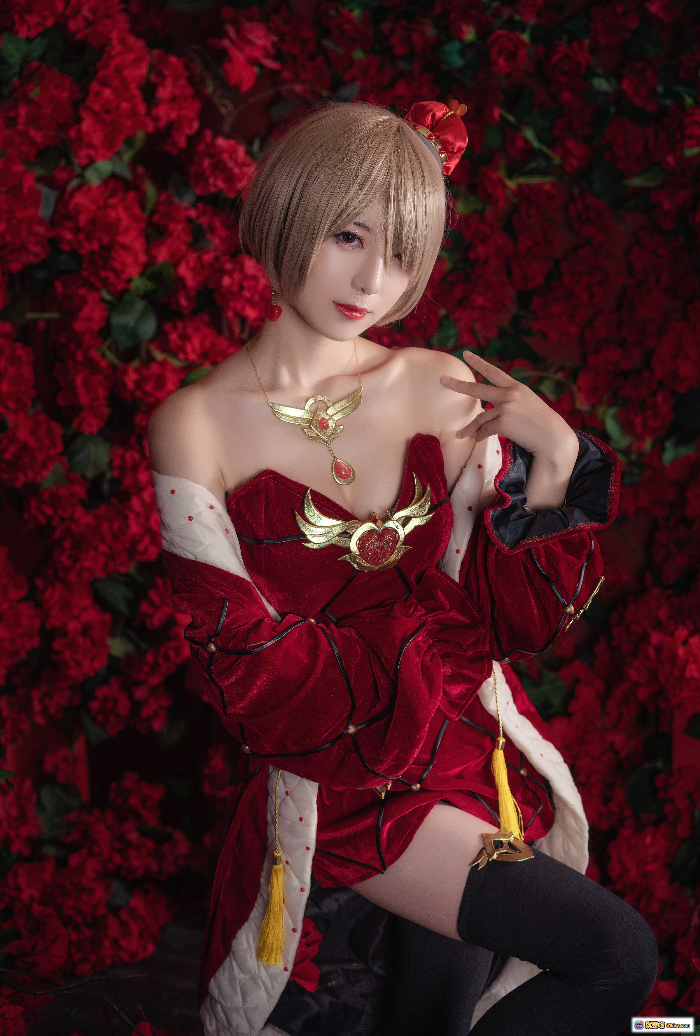 图片[4] - 弥音音NO.014丽塔红皇后cosplay写真｜华丽红丝绒礼服+金色饰品+玫瑰花墙背景+精致妆容+性感露肩造型 - 就要吻