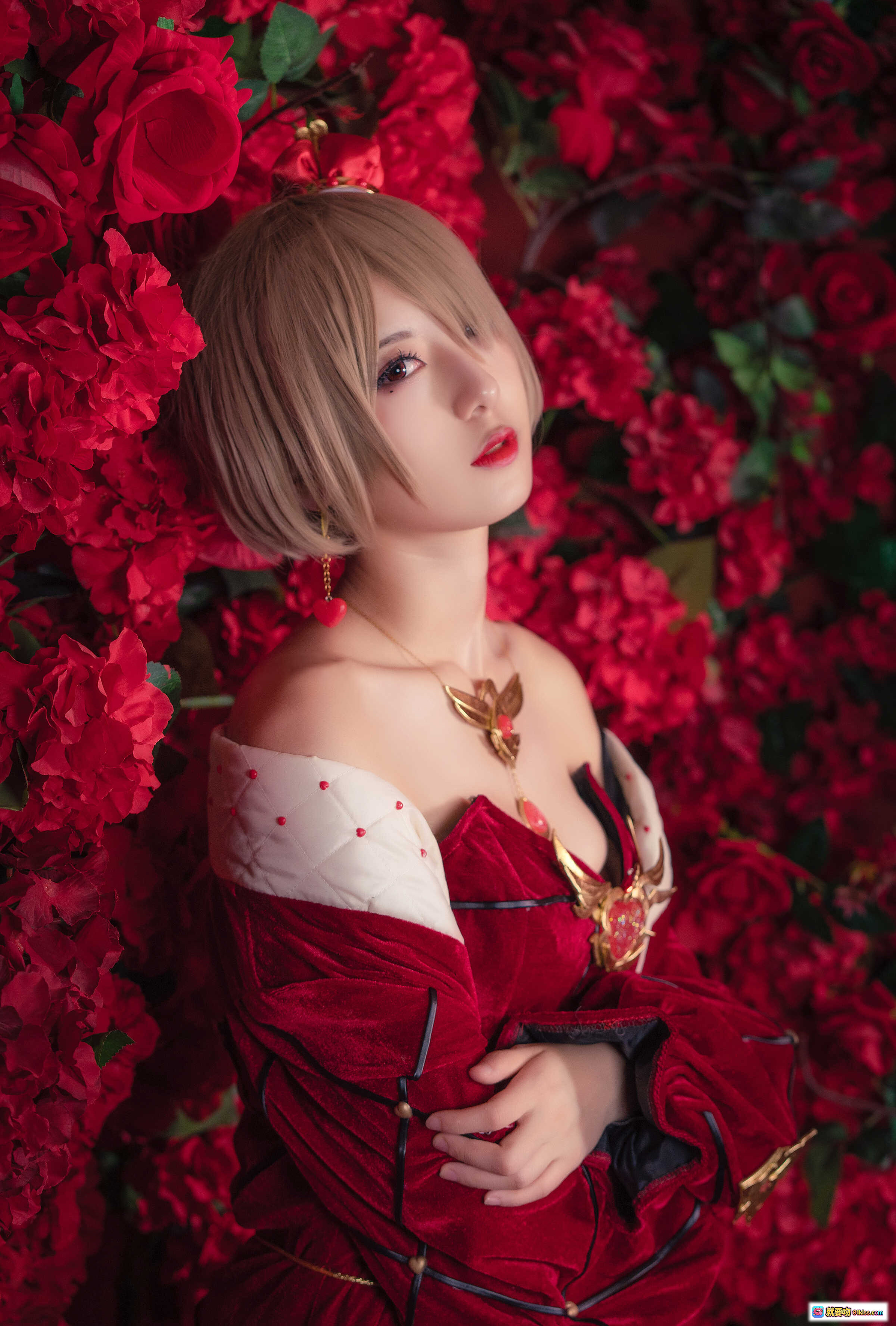 图片[6] - 弥音音NO.014丽塔红皇后cosplay写真｜华丽红丝绒礼服+金色饰品+玫瑰花墙背景+精致妆容+性感露肩造型 - 就要吻
