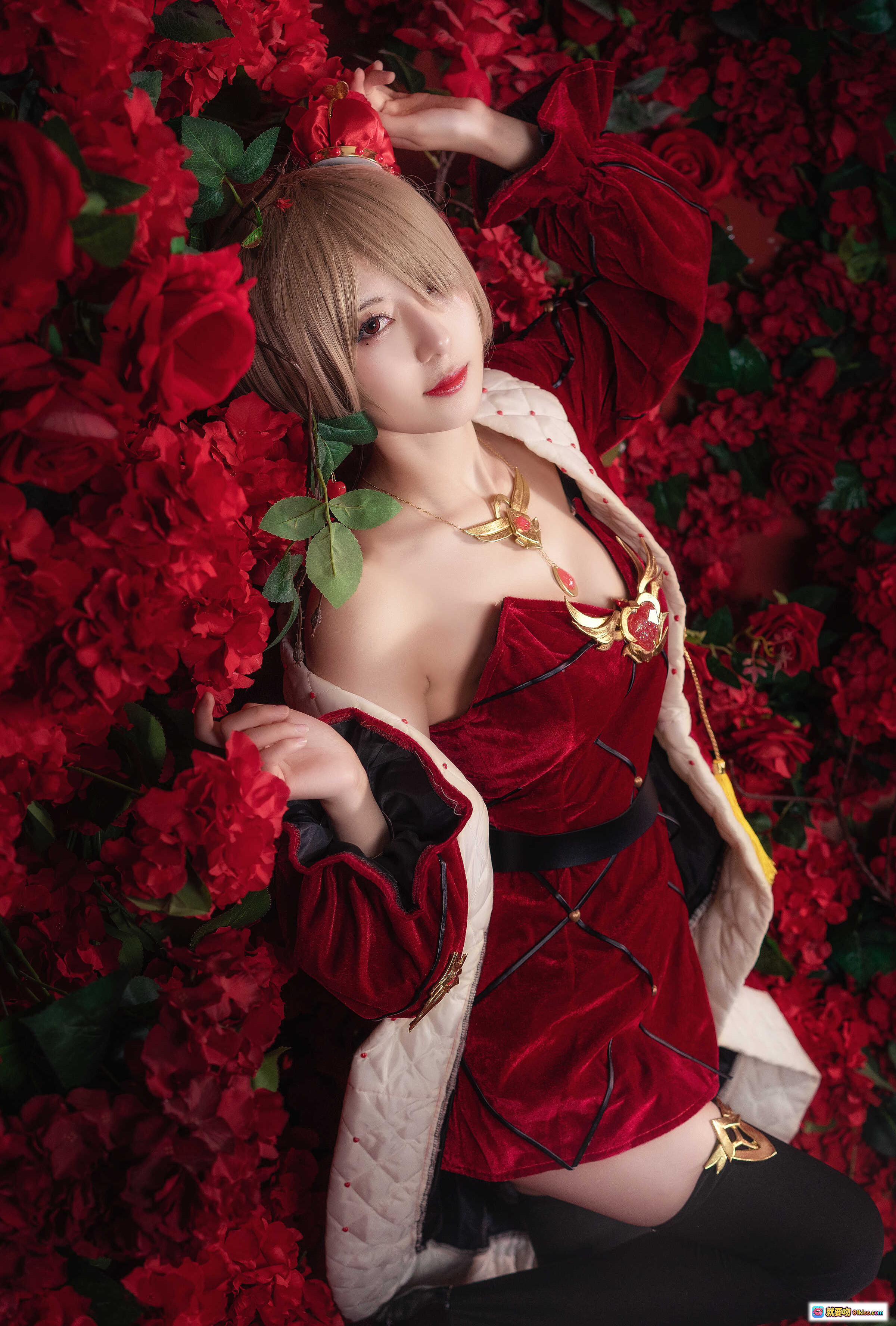 图片[9] - 弥音音NO.014丽塔红皇后cosplay写真｜华丽红丝绒礼服+金色饰品+玫瑰花墙背景+精致妆容+性感露肩造型 - 就要吻