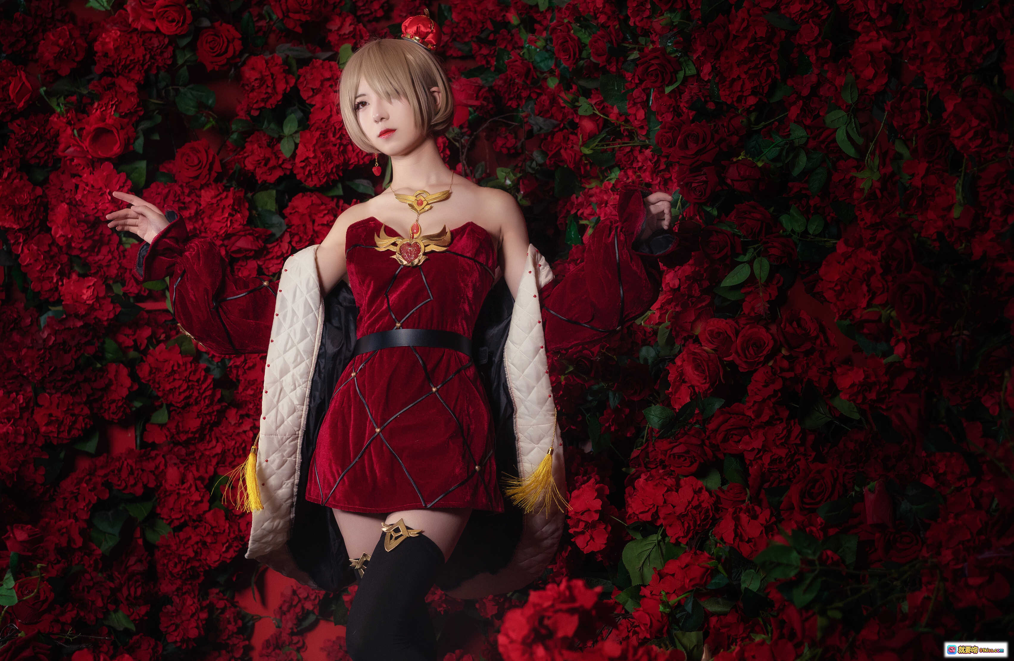 图片[3] - 弥音音NO.014丽塔红皇后cosplay写真｜华丽红丝绒礼服+金色饰品+玫瑰花墙背景+精致妆容+性感露肩造型 - 就要吻