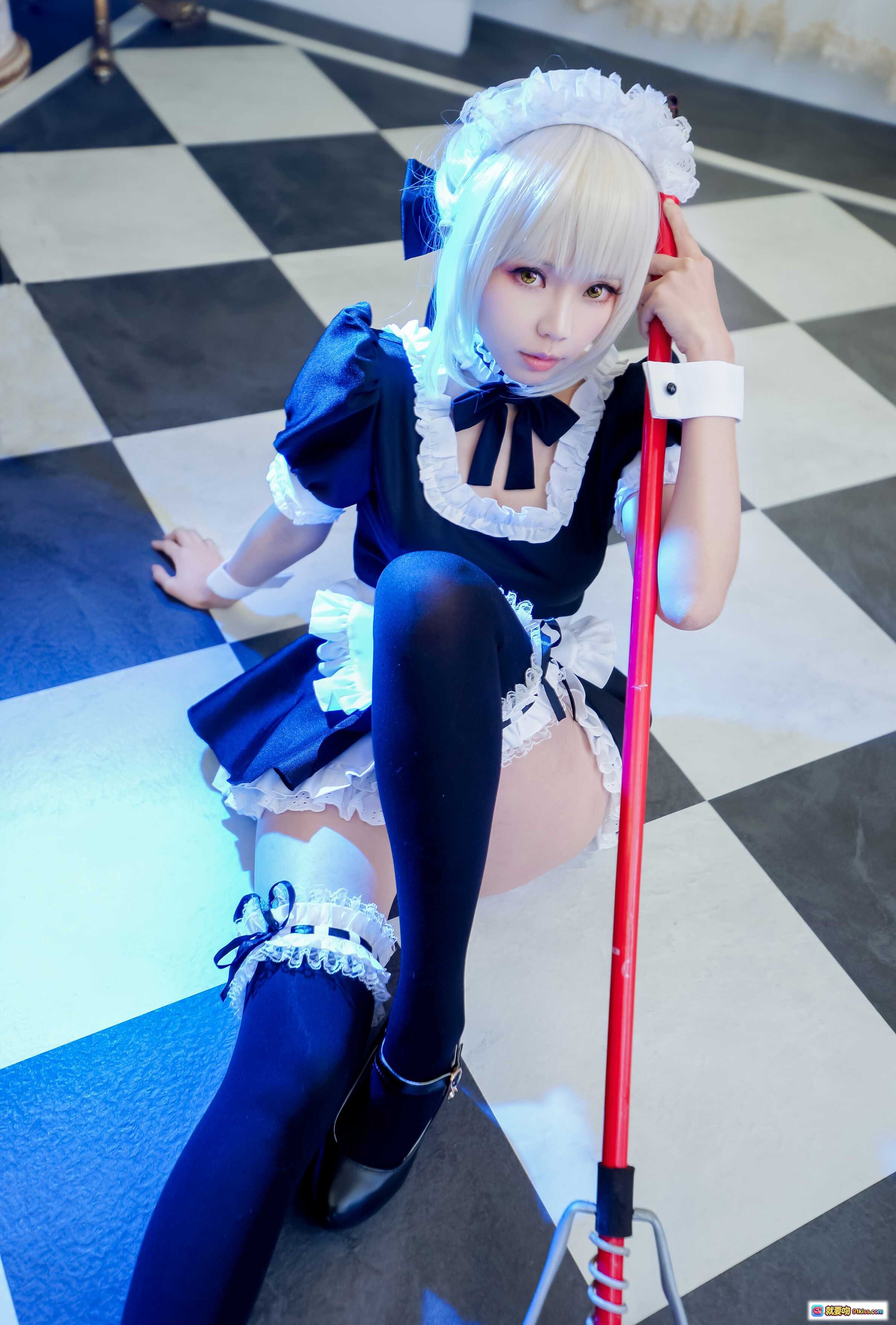 图片[7] - ElyEE子NO.038女仆装Cosplay写真｜蓝金宫廷风背景｜手持扫帚摆拍｜黑白蕾丝女仆裙｜过膝袜黑皮鞋｜精致妆容假发造型 - 就要吻