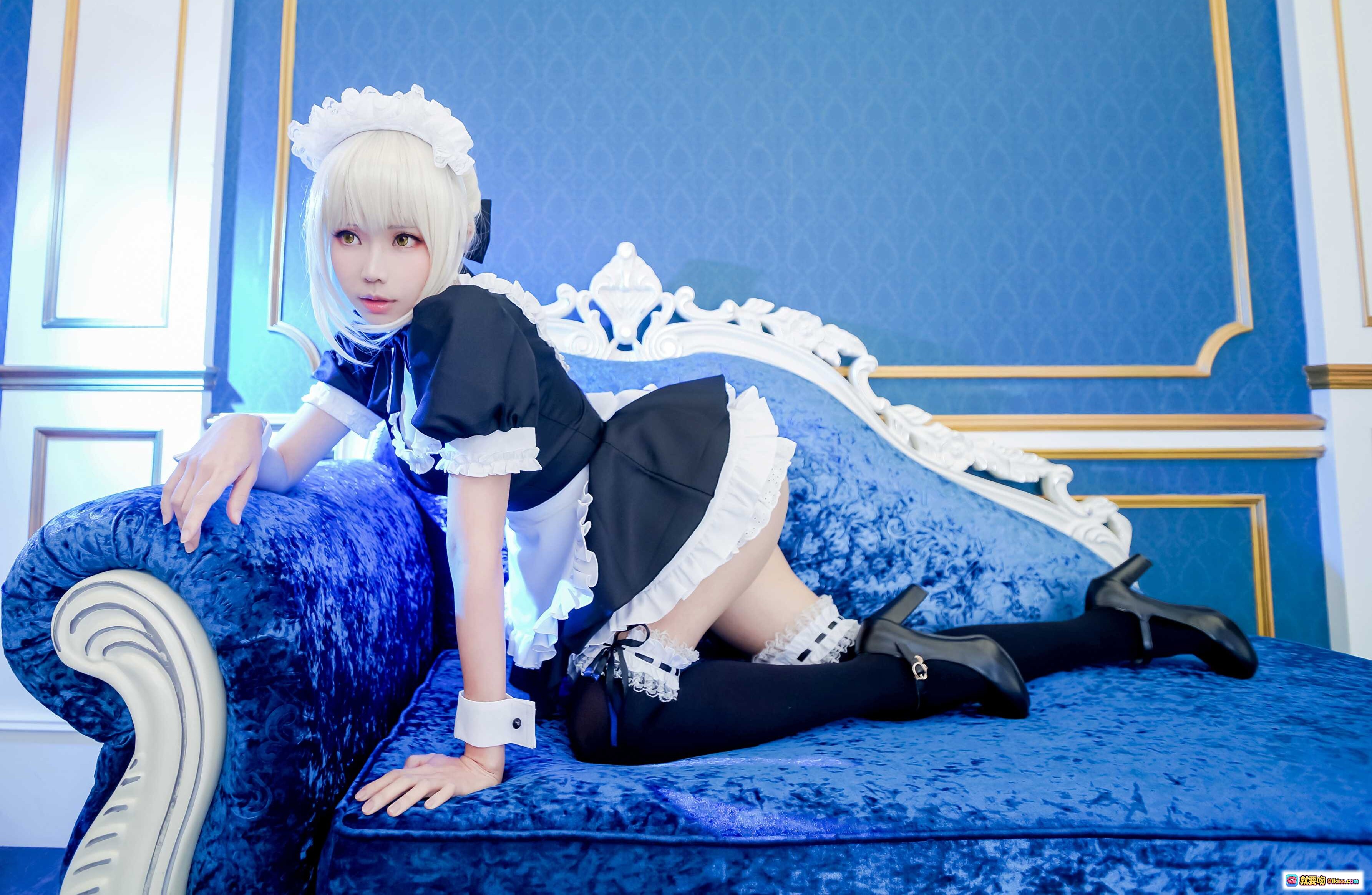 图片[6] - ElyEE子NO.038女仆装Cosplay写真｜蓝金宫廷风背景｜手持扫帚摆拍｜黑白蕾丝女仆裙｜过膝袜黑皮鞋｜精致妆容假发造型 - 就要吻