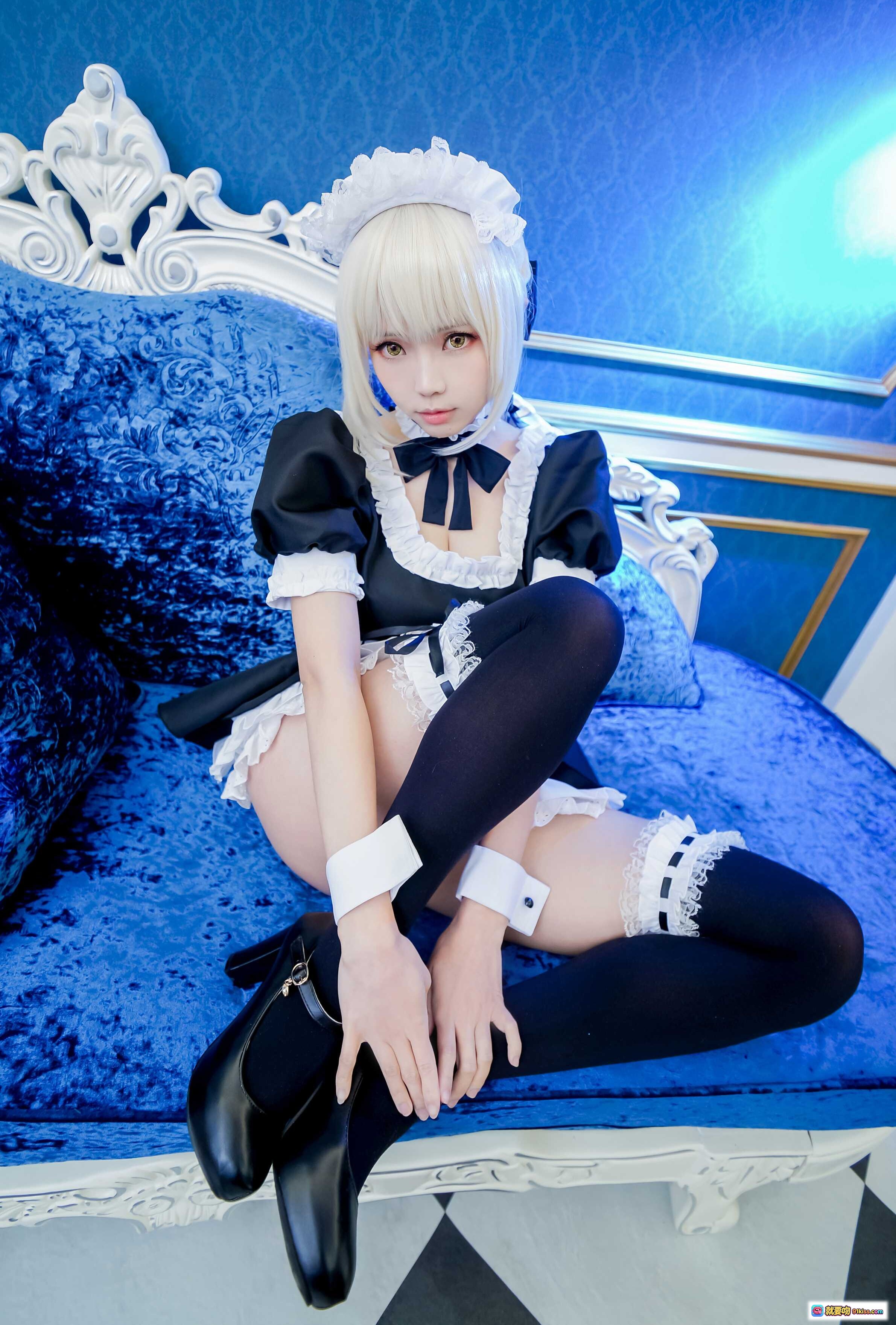 图片[4] - ElyEE子NO.038女仆装Cosplay写真｜蓝金宫廷风背景｜手持扫帚摆拍｜黑白蕾丝女仆裙｜过膝袜黑皮鞋｜精致妆容假发造型 - 就要吻