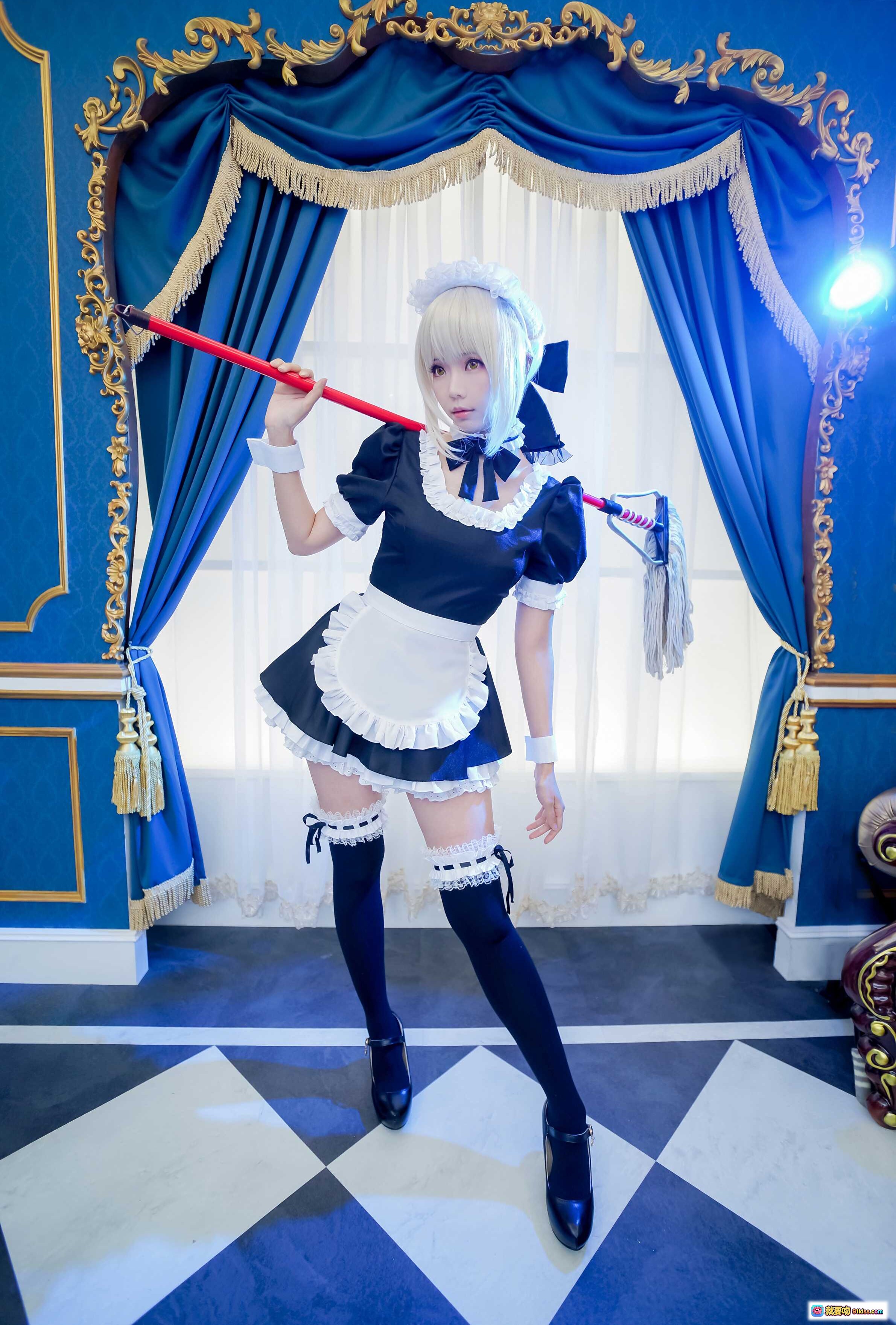 图片[1] - ElyEE子NO.038女仆装Cosplay写真｜蓝金宫廷风背景｜手持扫帚摆拍｜黑白蕾丝女仆裙｜过膝袜黑皮鞋｜精致妆容假发造型 - 就要吻