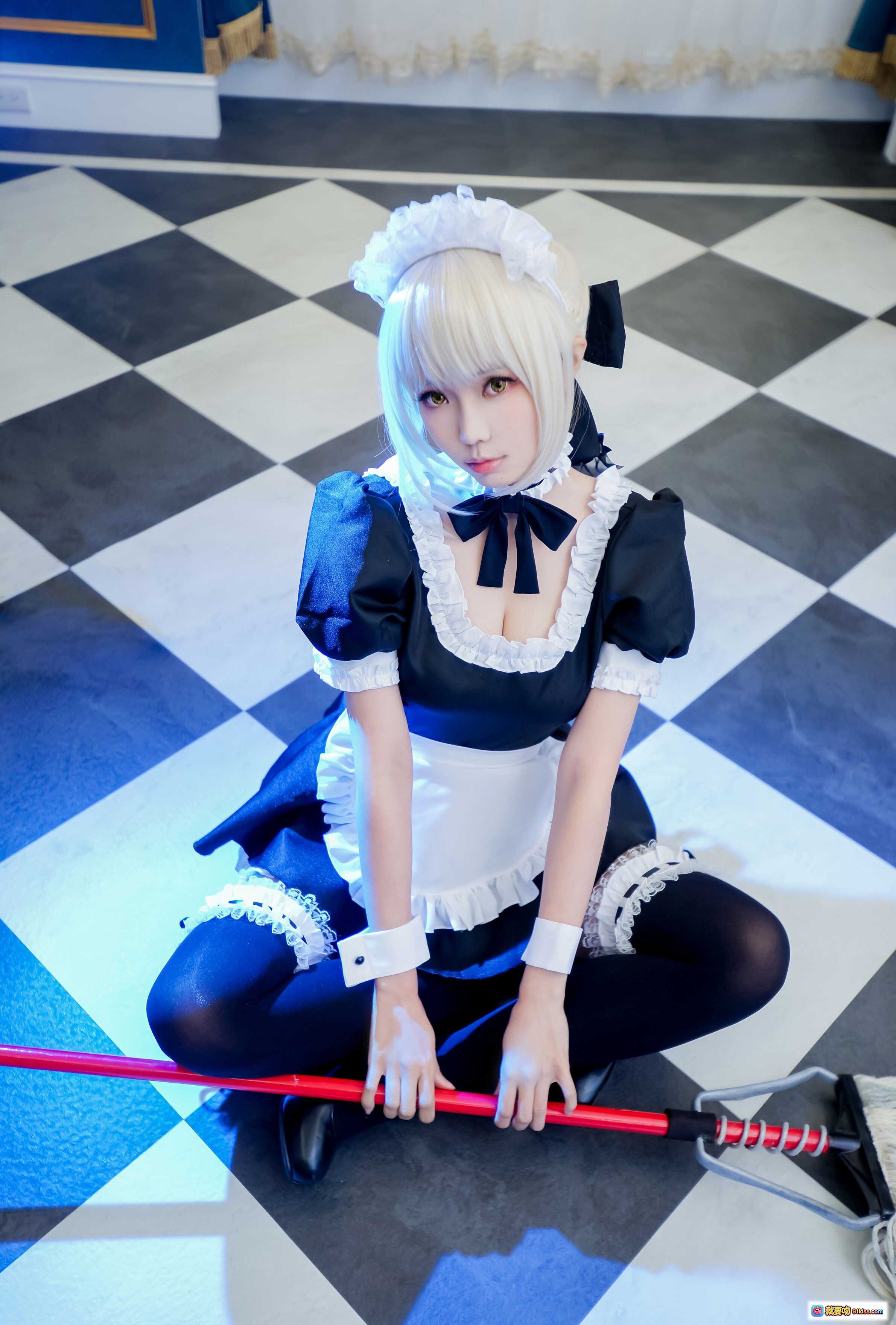 图片[2] - ElyEE子NO.038女仆装Cosplay写真｜蓝金宫廷风背景｜手持扫帚摆拍｜黑白蕾丝女仆裙｜过膝袜黑皮鞋｜精致妆容假发造型 - 就要吻