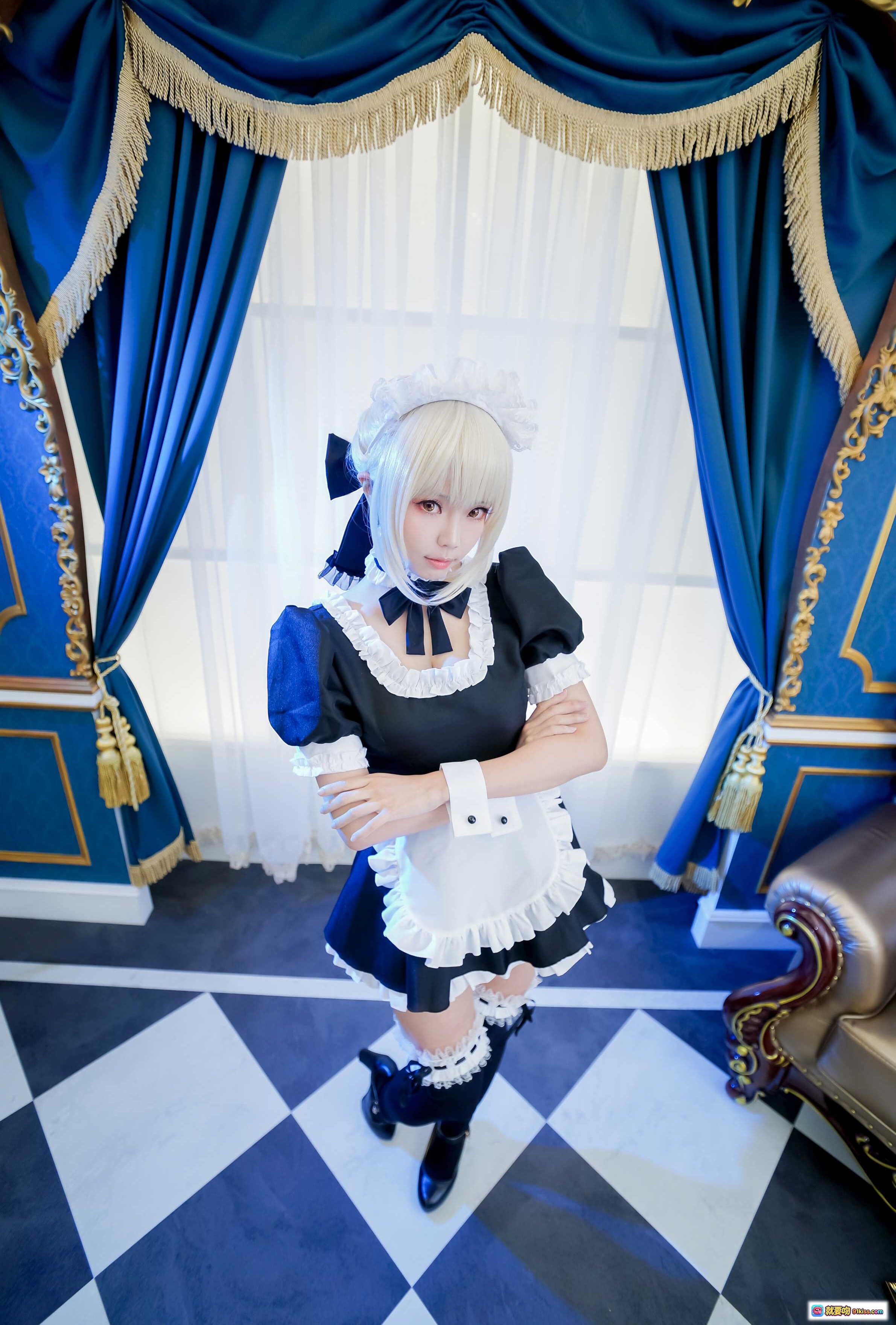 图片[8] - ElyEE子NO.038女仆装Cosplay写真｜蓝金宫廷风背景｜手持扫帚摆拍｜黑白蕾丝女仆裙｜过膝袜黑皮鞋｜精致妆容假发造型 - 就要吻