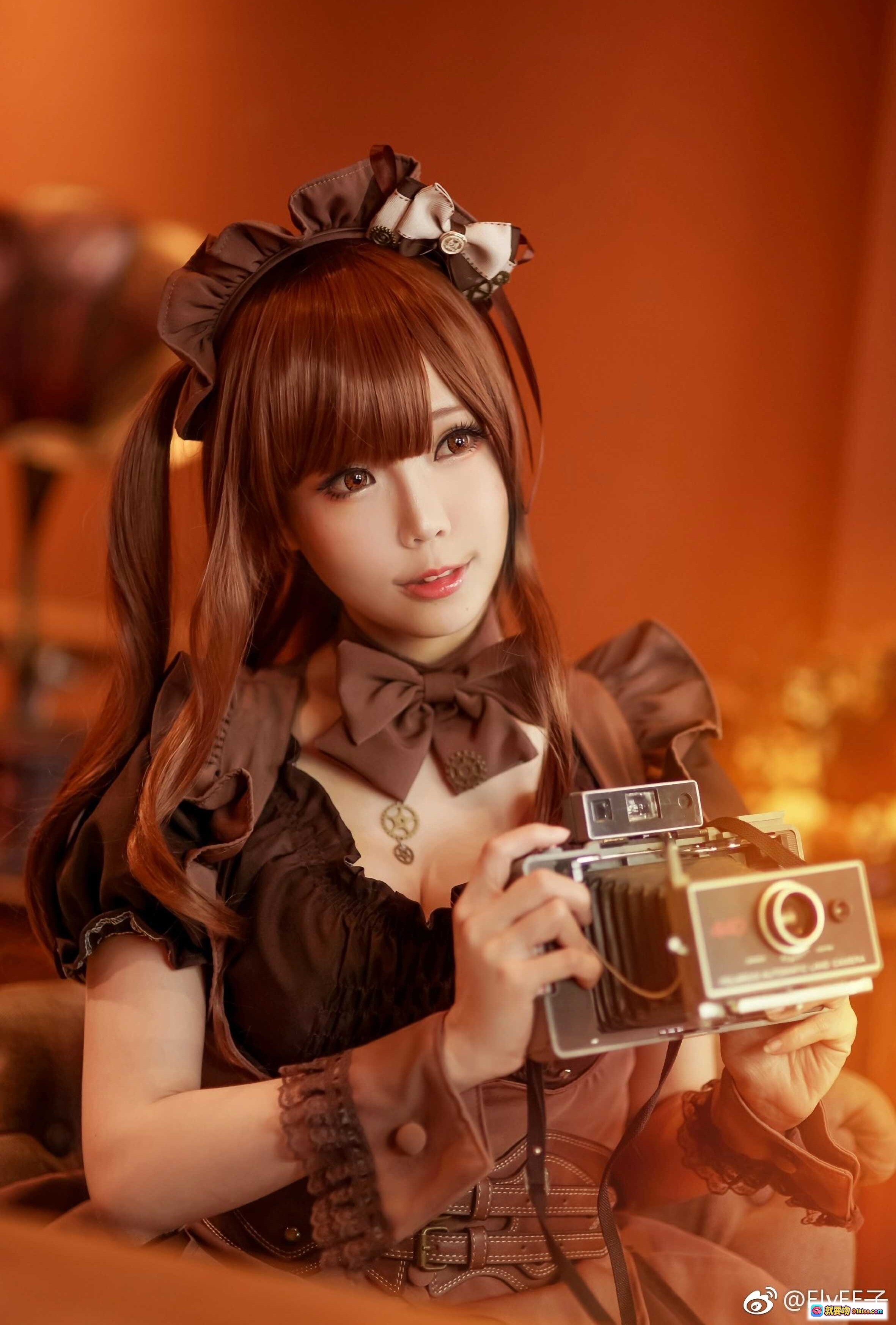 图片[8] - ElyEE子NO.034洛丽塔女仆装写真｜甜美红发少女手持茶壶｜复古咖啡馆氛围感拍照｜日系软妹风Cosplay造型 - 就要吻