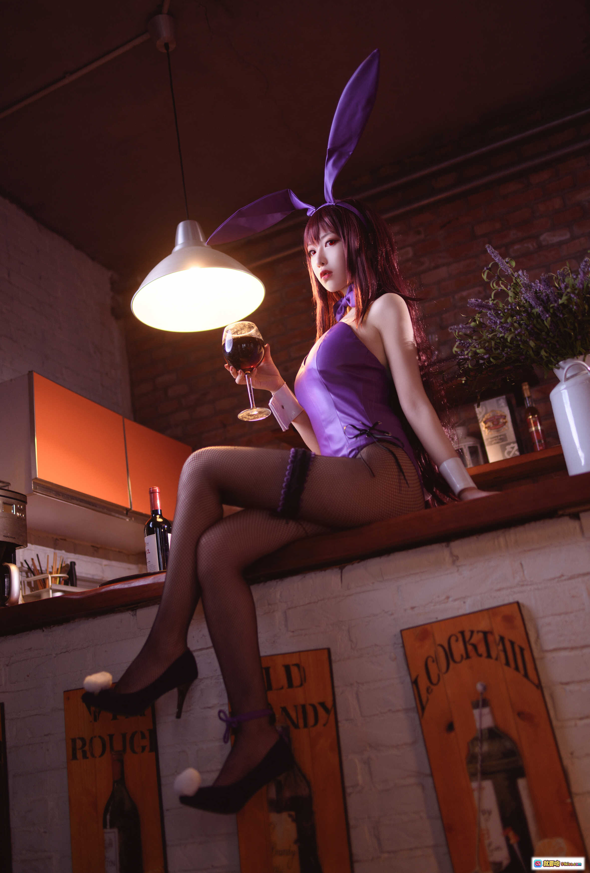 图片[8] - Shika小鹿鹿NO.059兔女郎师匠Cosplay写真｜紫色兔耳+渔网袜+高跟鞋+酒吧场景｜11P高清美图 - 就要吻