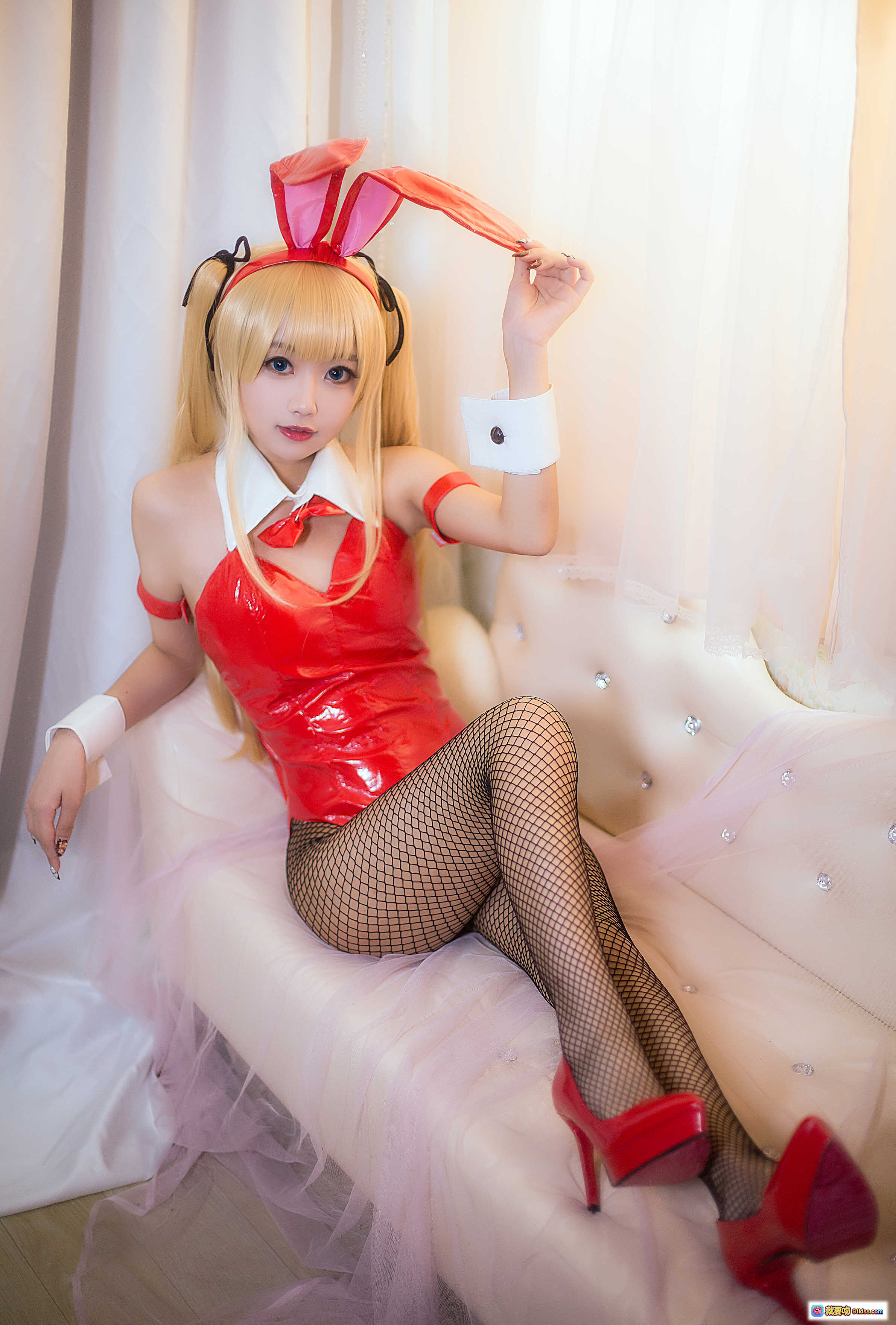 图片[10] - 鬼畜瑶NO.012兔女郎COS写真｜红裙渔网袜高跟鞋｜金发兔耳造型｜复古红幕背景｜精致妆容摆拍 - 就要吻