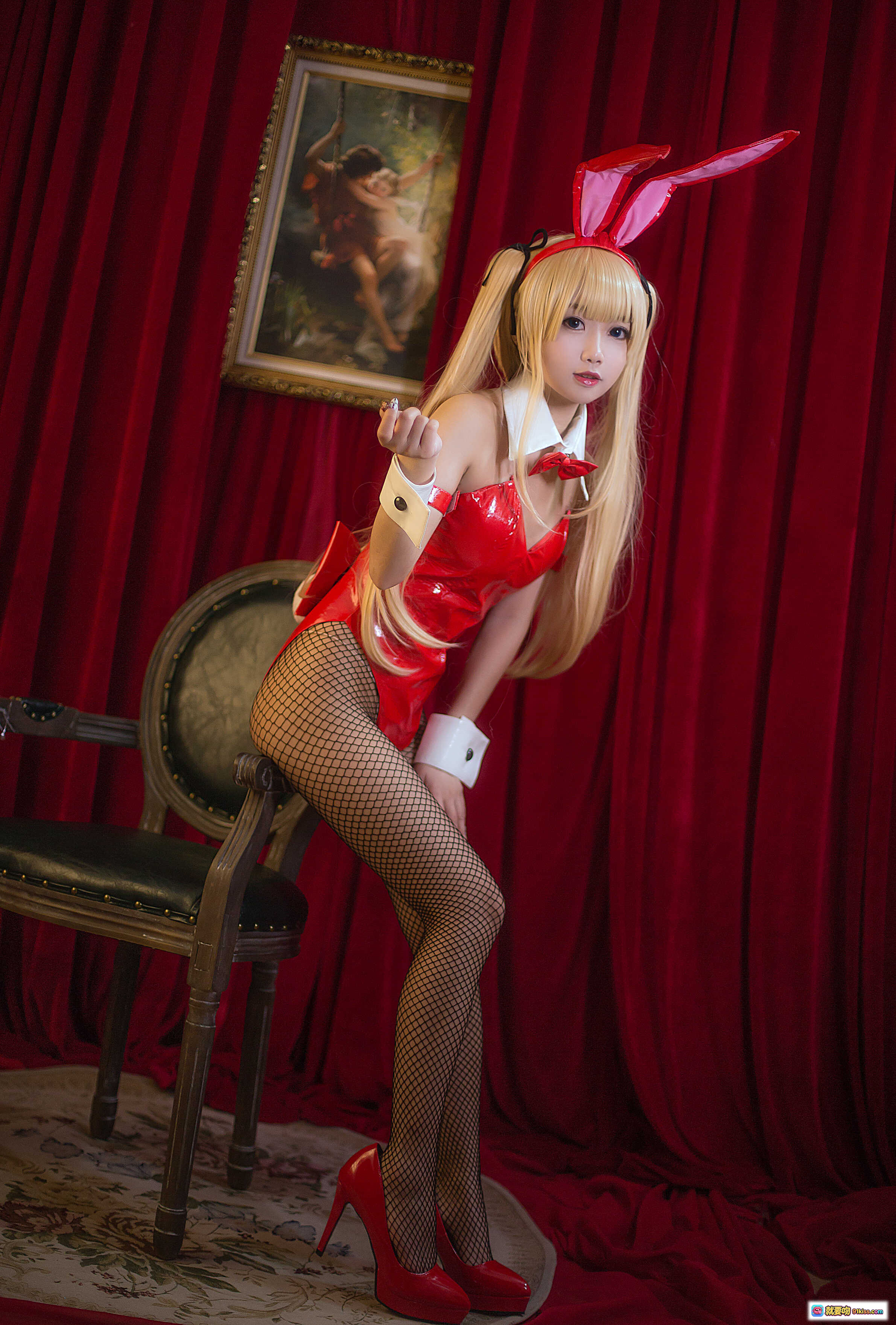 鬼畜瑶NO.012兔女郎COS写真｜红裙渔网袜高跟鞋｜金发兔耳造型｜复古红幕背景｜精致妆容摆拍 - 就要吻