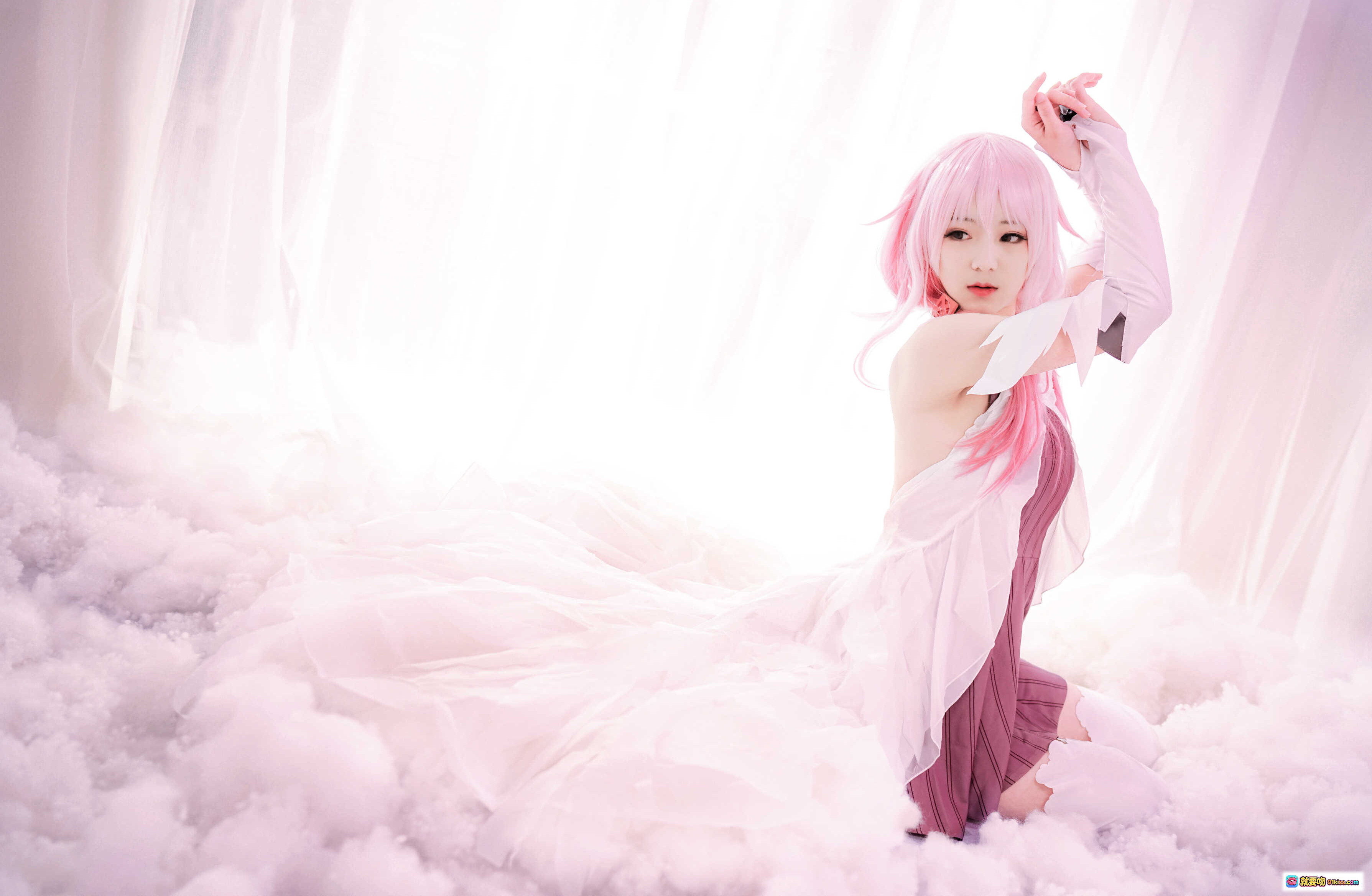 图片[2] - 弥音音NO.002 ALTER EGO粉发少女cos写真 白裙飘逸梦幻云雾场景 精致妆容优雅姿态 12P高清美图 - 就要吻