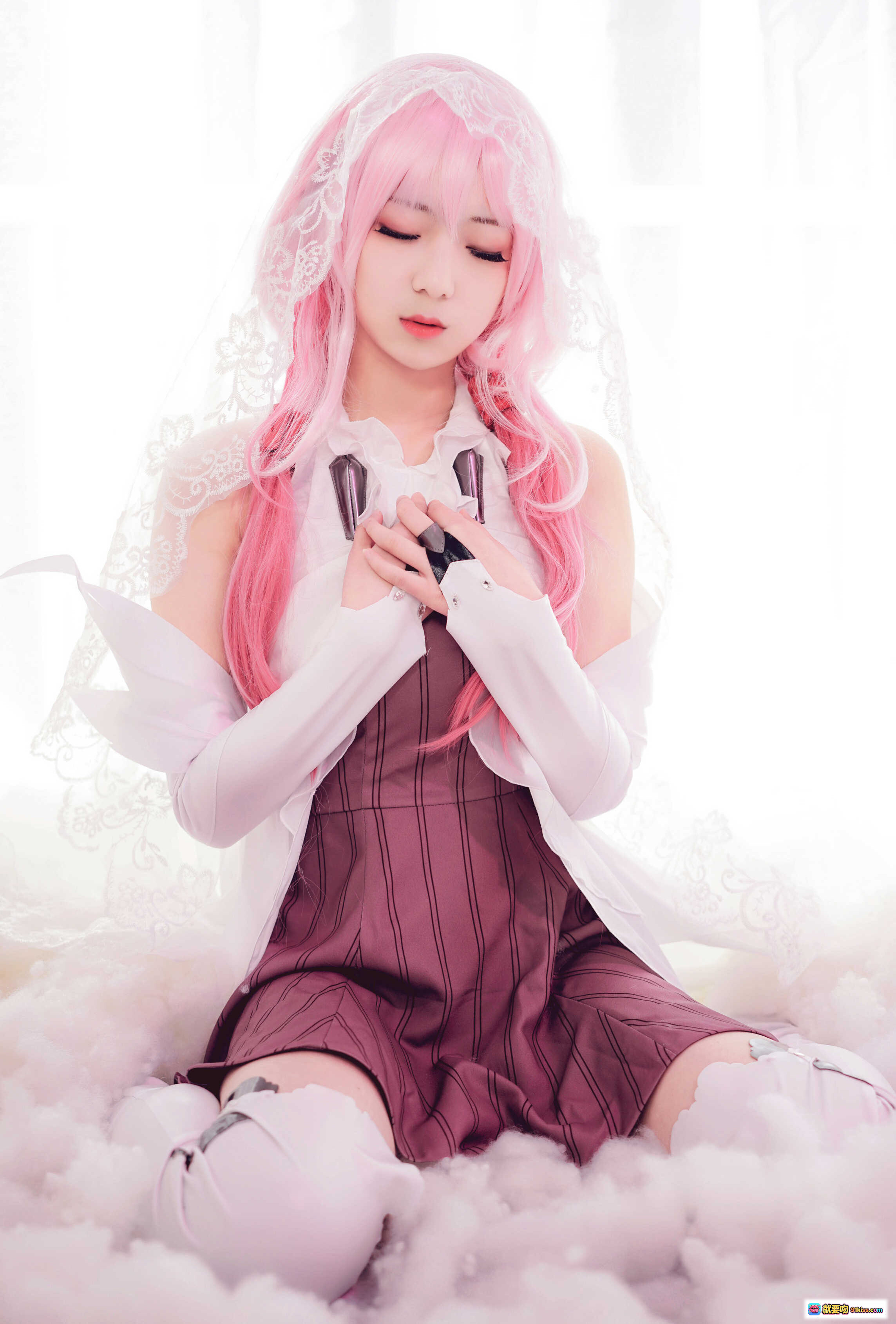 图片[8] - 弥音音NO.002 ALTER EGO粉发少女cos写真 白裙飘逸梦幻云雾场景 精致妆容优雅姿态 12P高清美图 - 就要吻