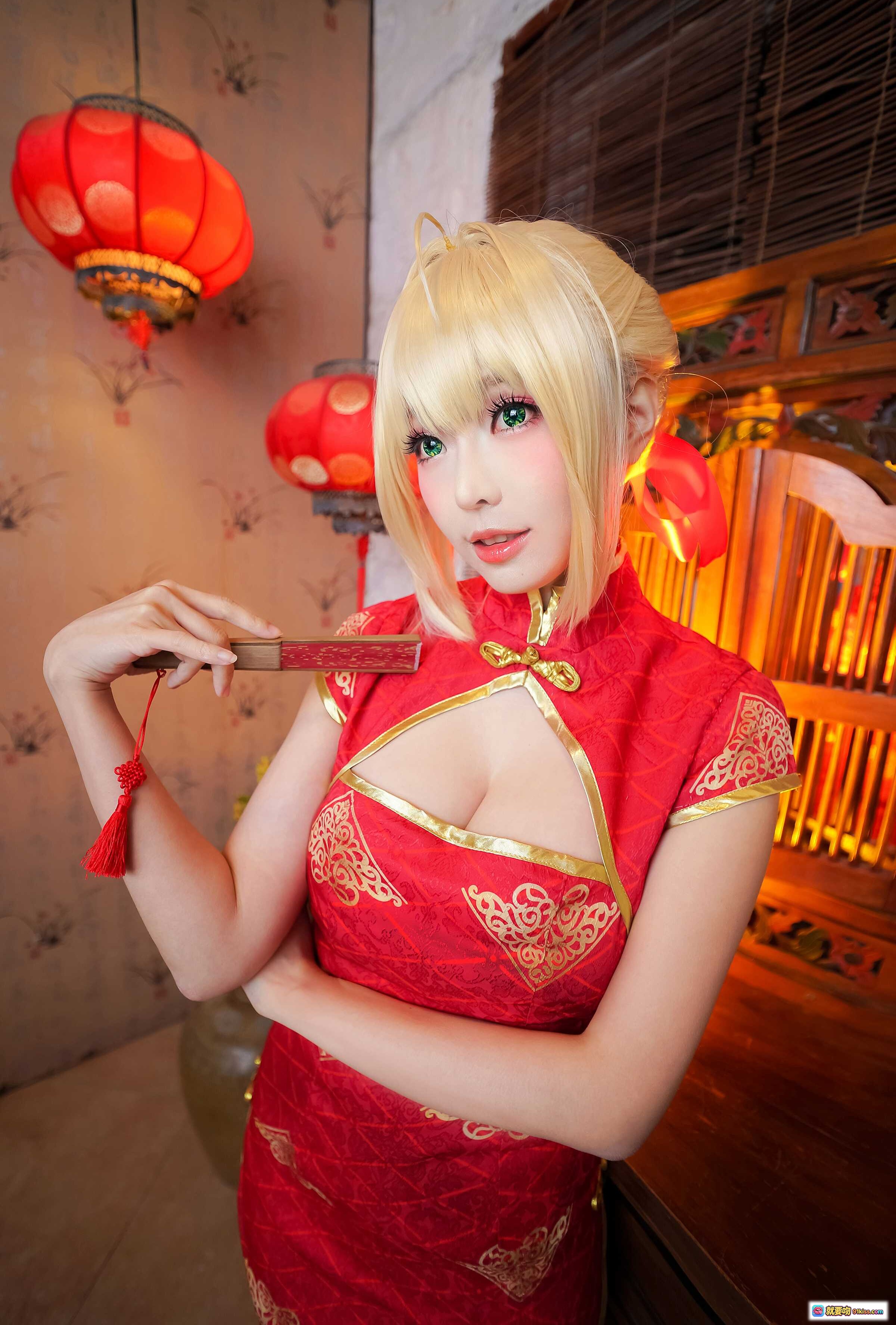 图片[9] - ElyEE子NO.061红裙旗袍cos写真·金发绿瞳性感坐姿·古典屏风背景·手持折扇·高跟美腿诱惑 - 就要吻
