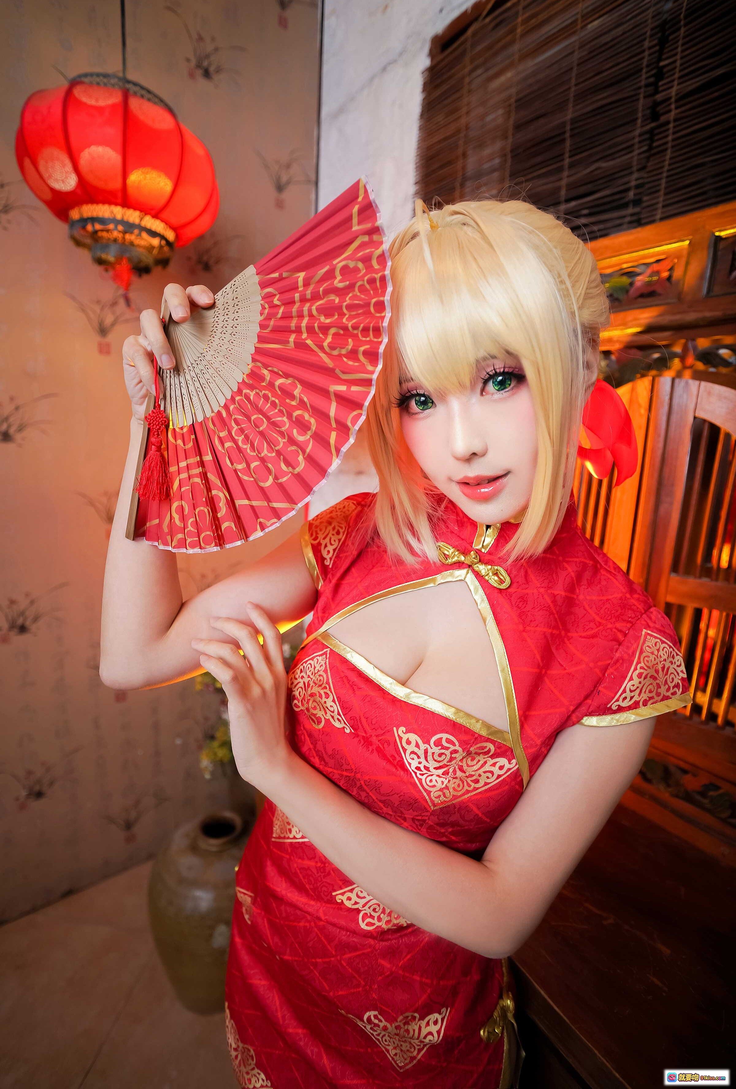 图片[8] - ElyEE子NO.061红裙旗袍cos写真·金发绿瞳性感坐姿·古典屏风背景·手持折扇·高跟美腿诱惑 - 就要吻