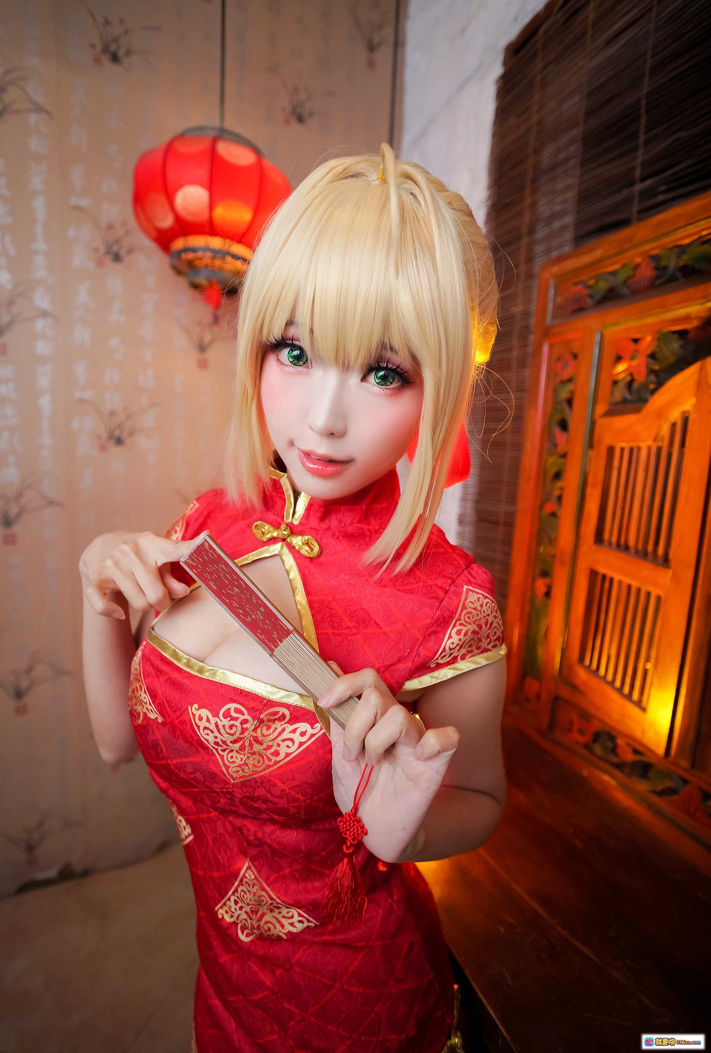 图片[4] - ElyEE子NO.061红裙旗袍cos写真·金发绿瞳性感坐姿·古典屏风背景·手持折扇·高跟美腿诱惑 - 就要吻