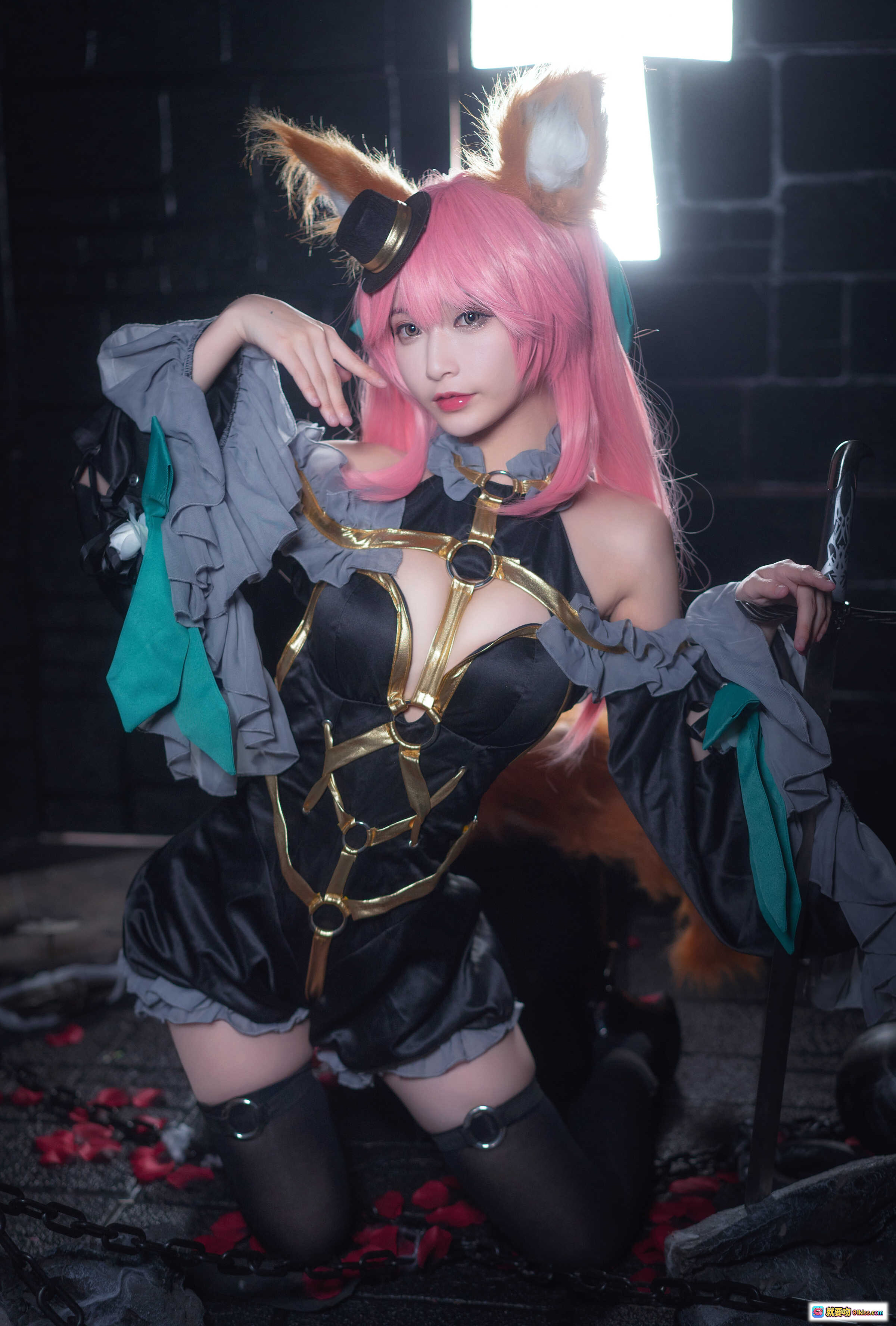 图片[10] - 玉藻前cosplay粉发狐耳黑金礼服暗黑教堂十字架写真集92P高清图包 - 就要吻