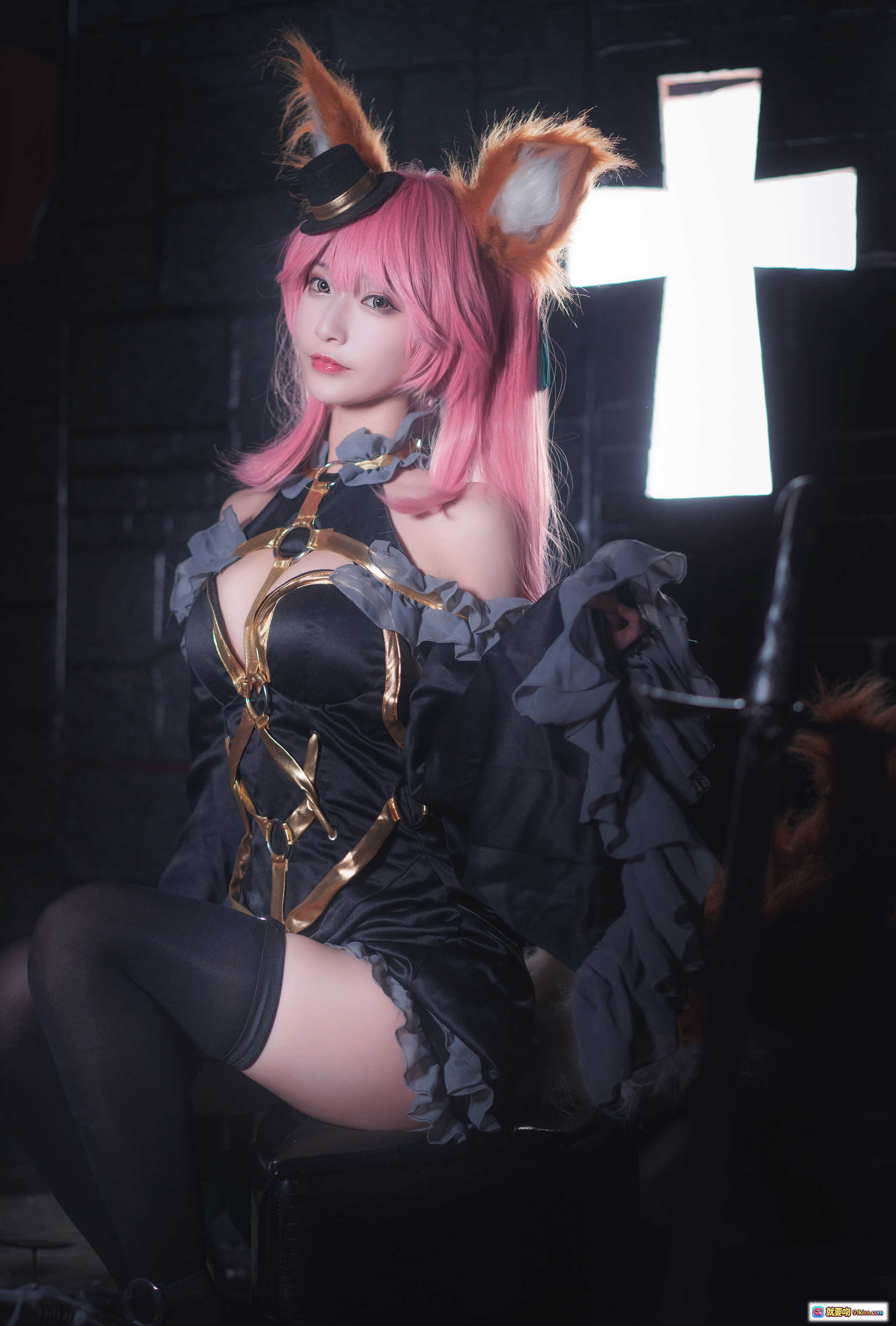 图片[1] - 玉藻前cosplay粉发狐耳黑金礼服暗黑教堂十字架写真集92P高清图包 - 就要吻