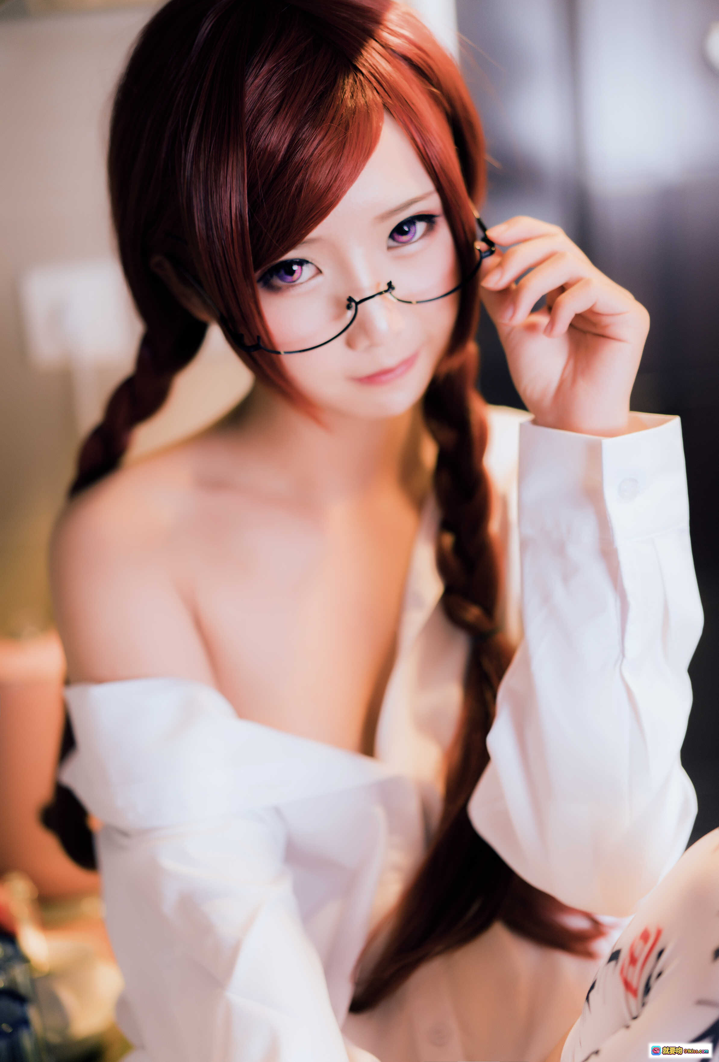 面饼仙儿NO.010小女友2 Cosplay写真 | 红发双马尾+眼镜+白衬衫+露肩造型 | 33P高清美图 - 就要吻