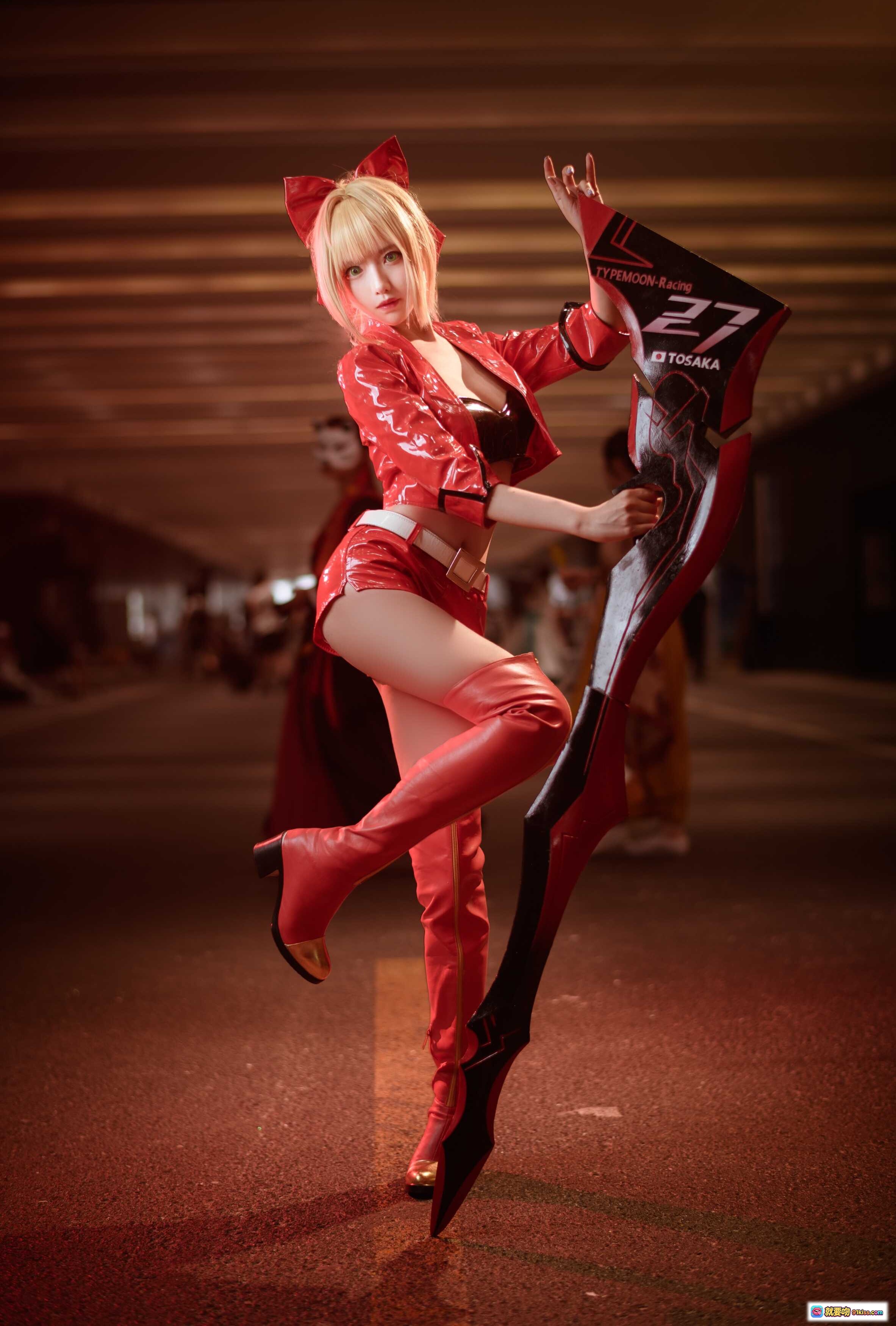 Shika小鹿鹿NO.051尼禄赛车Cosplay 红色皮衣猫耳造型 持27号赛车牌 动感街拍写真 - 就要吻